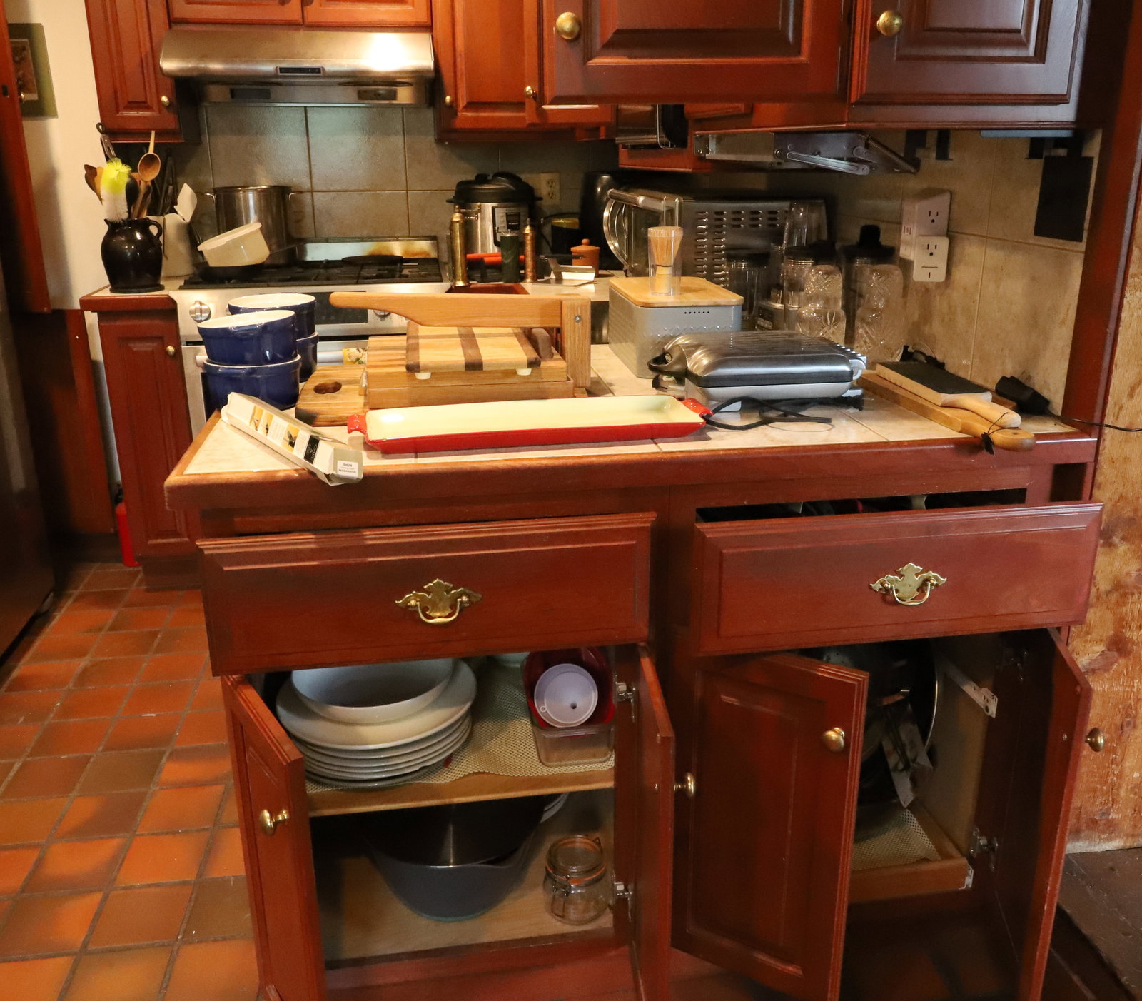 LARGE KITCHEN ITEMS: CUTTING BOARDS, DISHES, STAINLESS, AND MORE PLEASE READ CAREFULLY. THIS IS AN ONLINE ONLY AUCTION. PICK-UP WILL TAKE PLACE AT THE LOCATION OF THE AUCTION AT 1570 HARBOURTON ROCKTOWN RD, LAMBERTVILLE, 