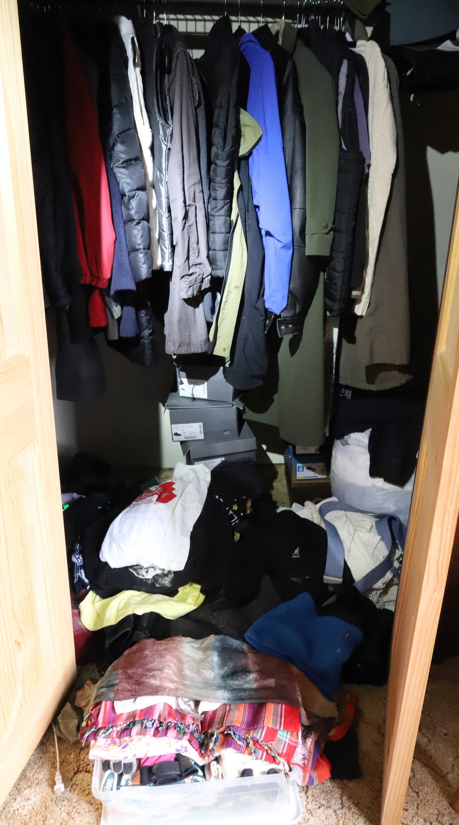 LARGE LOT OF CLOTHING: MENS AND LADIES, JACKETS, SWEATERS, TEE SHIRTS AND MORE PLEASE READ CAREFULLY. THIS IS AN ONLINE ONLY AUCTION. PICK-UP WILL TAKE PLACE AT THE LOCATION OF THE AUCTION AT 1570 HARBOURTON ROCKTOWN RD,