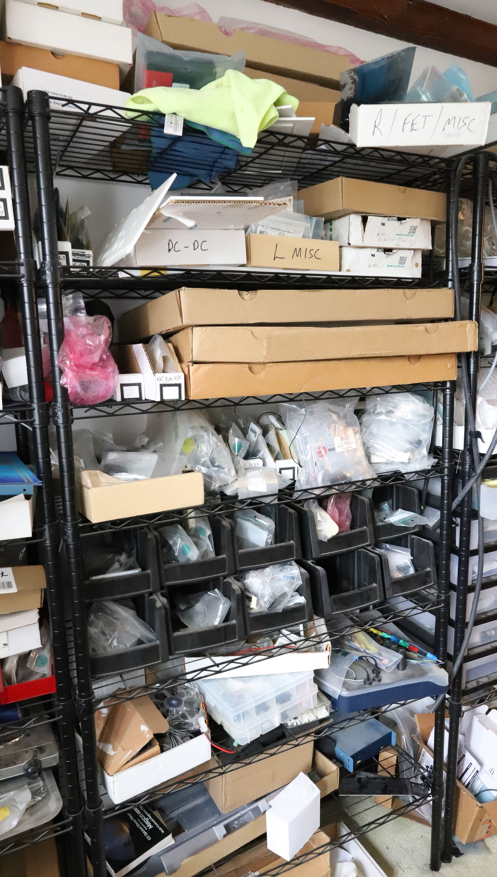 BLACK WIRE STANDING SHELF WITH CONTENTS: COMPUTER/AUDIO REPAIR ITEM, BLACK STANDING SHELF INCLUDED PLEASE READ CAREFULLY. THIS IS AN ONLINE ONLY AUCTION. PICK-UP WILL TAKE PLACE AT THE LOCATION OF THE AUCTION AT 1570 HARBOURTON ROCKTOWN RD, 