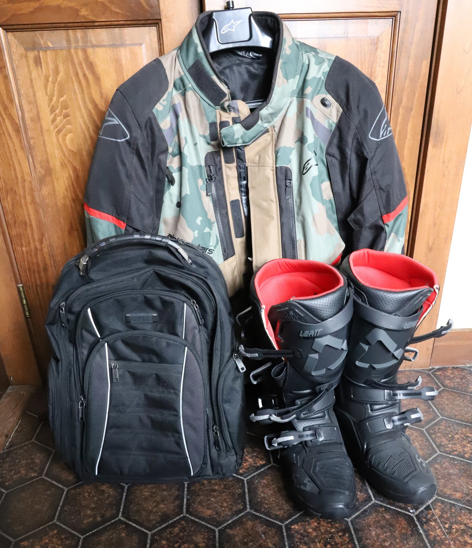ALPINESTARS ANDES JACKET, 5.5 BOOT FLEX LOCK AND BACKPACK: XL ANDES DRYSTAR MOTORCYCLE JACKET, SIZE 11 5.5 BOOT FLEXLOCK AND KENNETH COLE BAG PLEASE READ CAREFULLY. THIS IS AN ONLINE ONLY AUCTION. PICK-UP WILL TAKE PLACE AT THE LOCATION OF THE AUCTION AT 1570