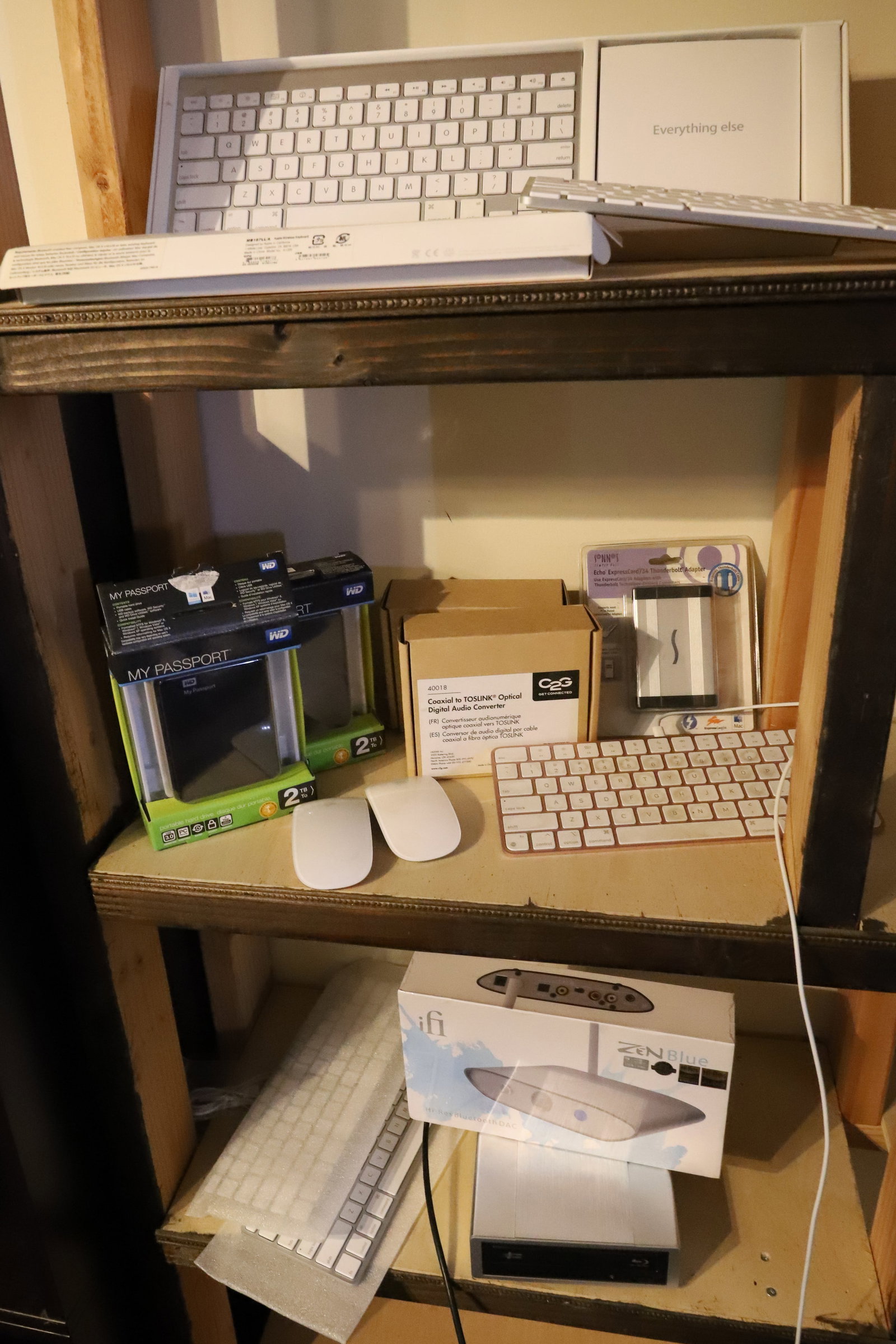 LOT OF ITEMS: BLU-RAY, WD MY PASSPORT,ZEN BLUE,C2G CONVERTERS, KEYBOARDS AND MORE PLEASE READ CAREFULLY. THIS IS AN ONLINE ONLY AUCTION. PICK-UP WILL TAKE PLACE AT THE LOCATION OF THE AUCTION AT 1570 HARBOURTON ROC