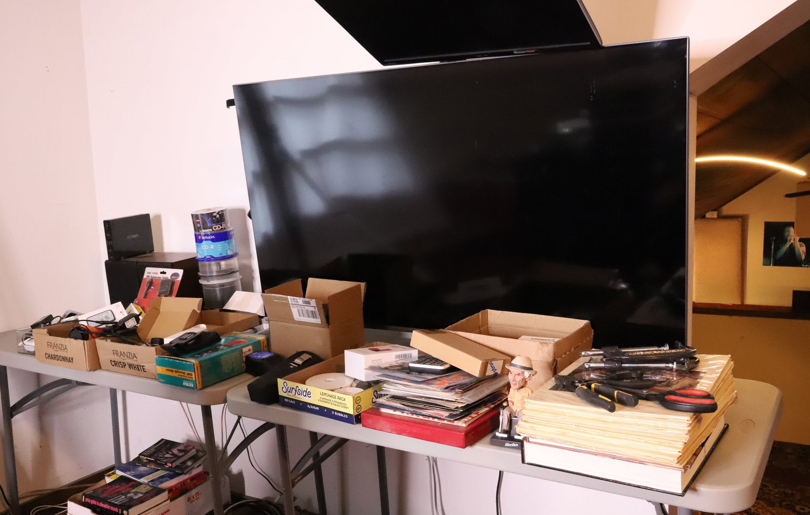 CONTENTS ON TOP OF TABLE: NEW AND USED ITEMS PLEASE READ CAREFULLY. THIS IS AN ONLINE ONLY AUCTION. PICK-UP WILL TAKE PLACE AT THE LOCATION OF THE AUCTION AT 1570 HARBOURTON ROCKTOWN RD, LAMBERTVILLE, NJ. 08530 - THERE WILL