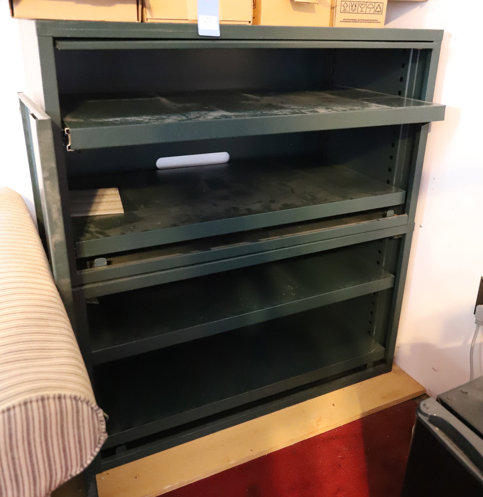 METAL THREE DRAWER CABINET: DRAWERS SLIDE OUT, DOOR OFF PLEASE READ CAREFULLY. THIS IS AN ONLINE ONLY AUCTION. PICK-UP WILL TAKE PLACE AT THE LOCATION OF THE AUCTION AT 1570 HARBOURTON ROCKTOWN RD, LAMBERTVILLE, NJ. 08530 -