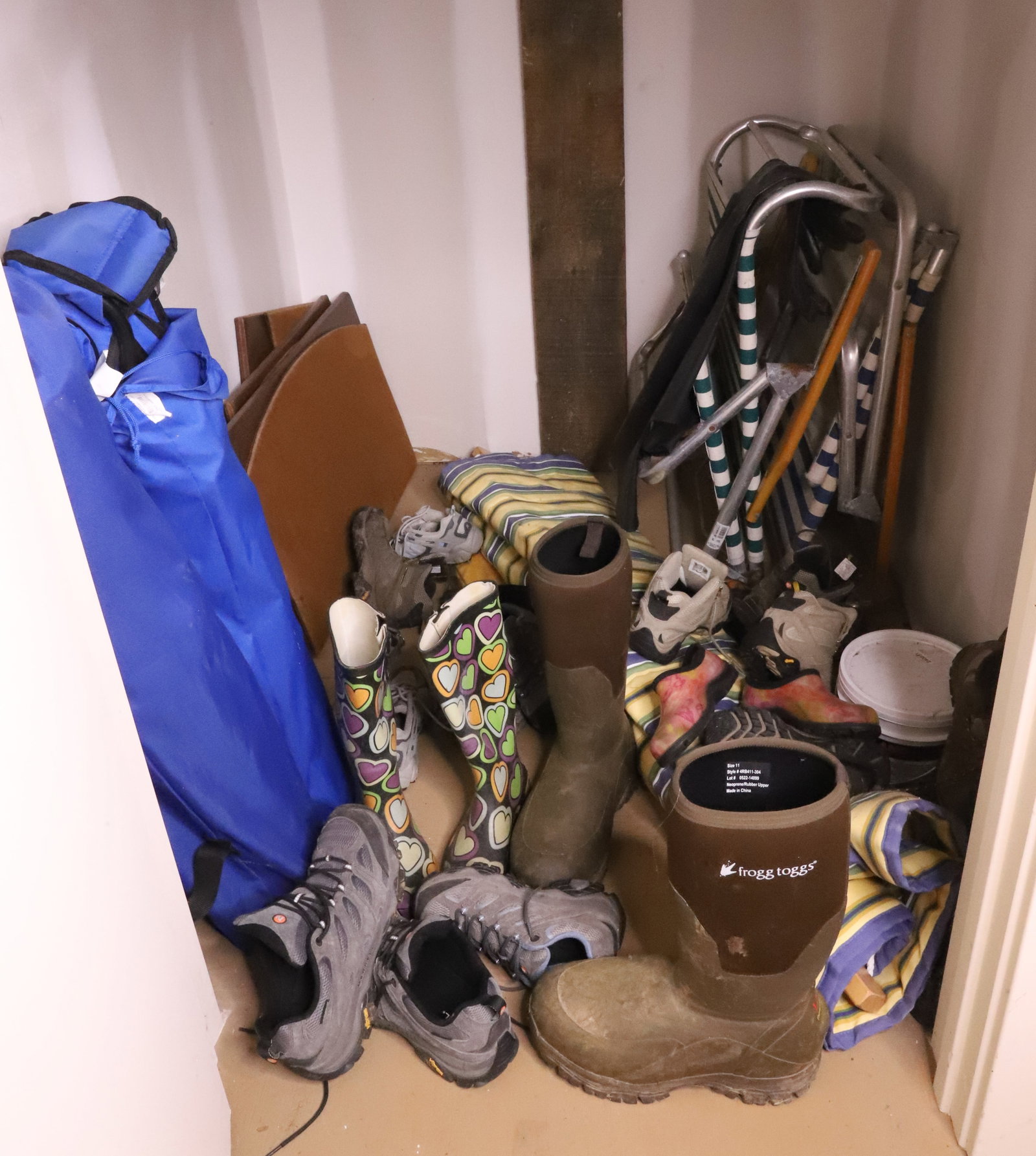 LOT OF OUTDOOR ITEMS: SHOES AND BOOTS, FROGG TOGGS SIZE 11, MERRELL 10 1/2 & 7 FOLDING CHAIRS AND HAMMOCK PLEASE READ CAREFULLY. THIS IS AN ONLINE ONLY AUCTION. PICK-UP WILL TAKE PLACE AT THE LOCATION OF THE AUCTION AT