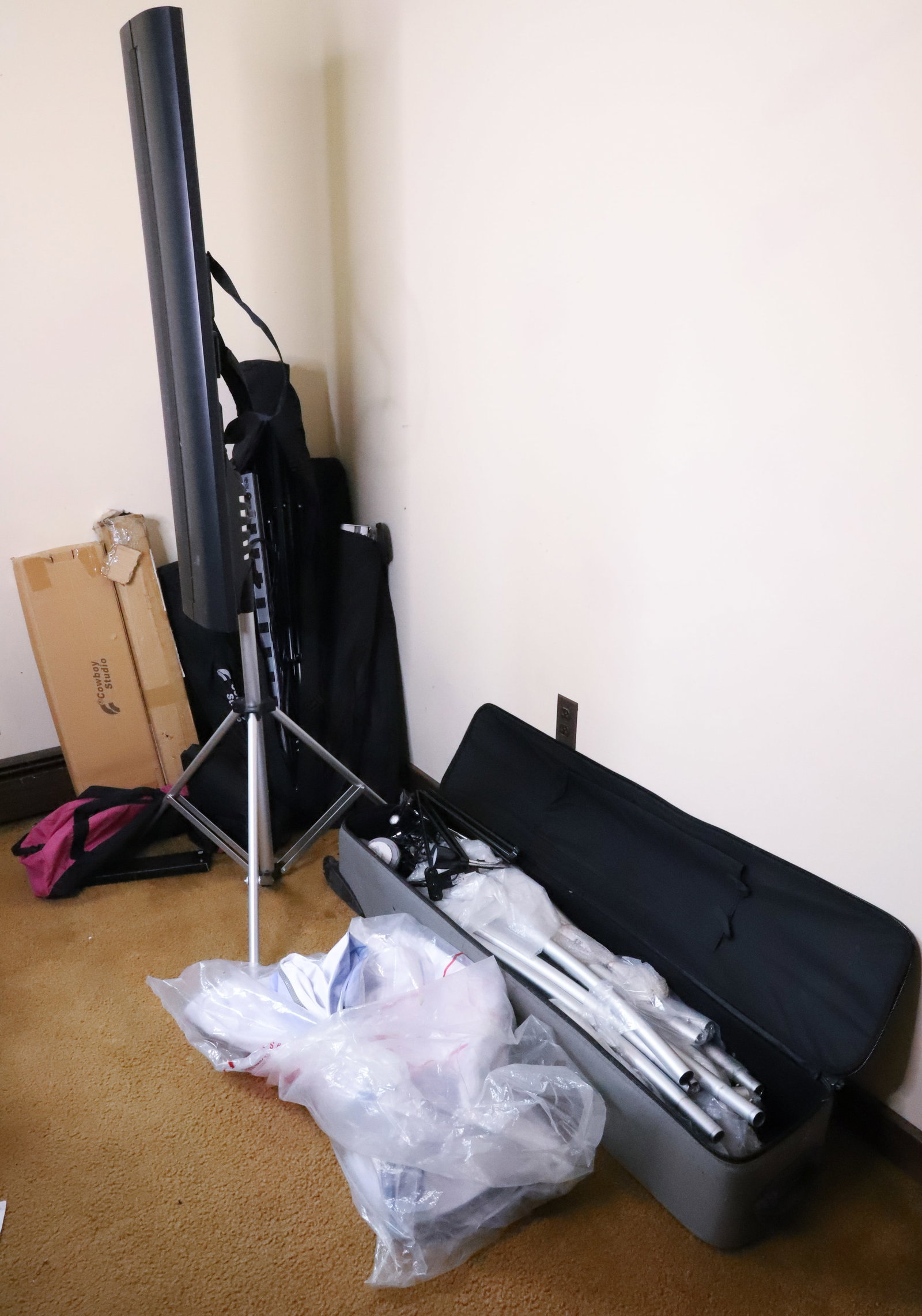 PHOTO STUDIO LIGHTS, SCREEN AND MORE: COWBOY STUDIO LIGHTS, SCREEN AND MORE PLEASE READ CAREFULLY. THIS IS AN ONLINE ONLY AUCTION. PICK-UP WILL TAKE PLACE AT THE LOCATION OF THE AUCTION AT 1570 HARBOURTON ROCKTOWN RD, LAMBERTVILLE, NJ.