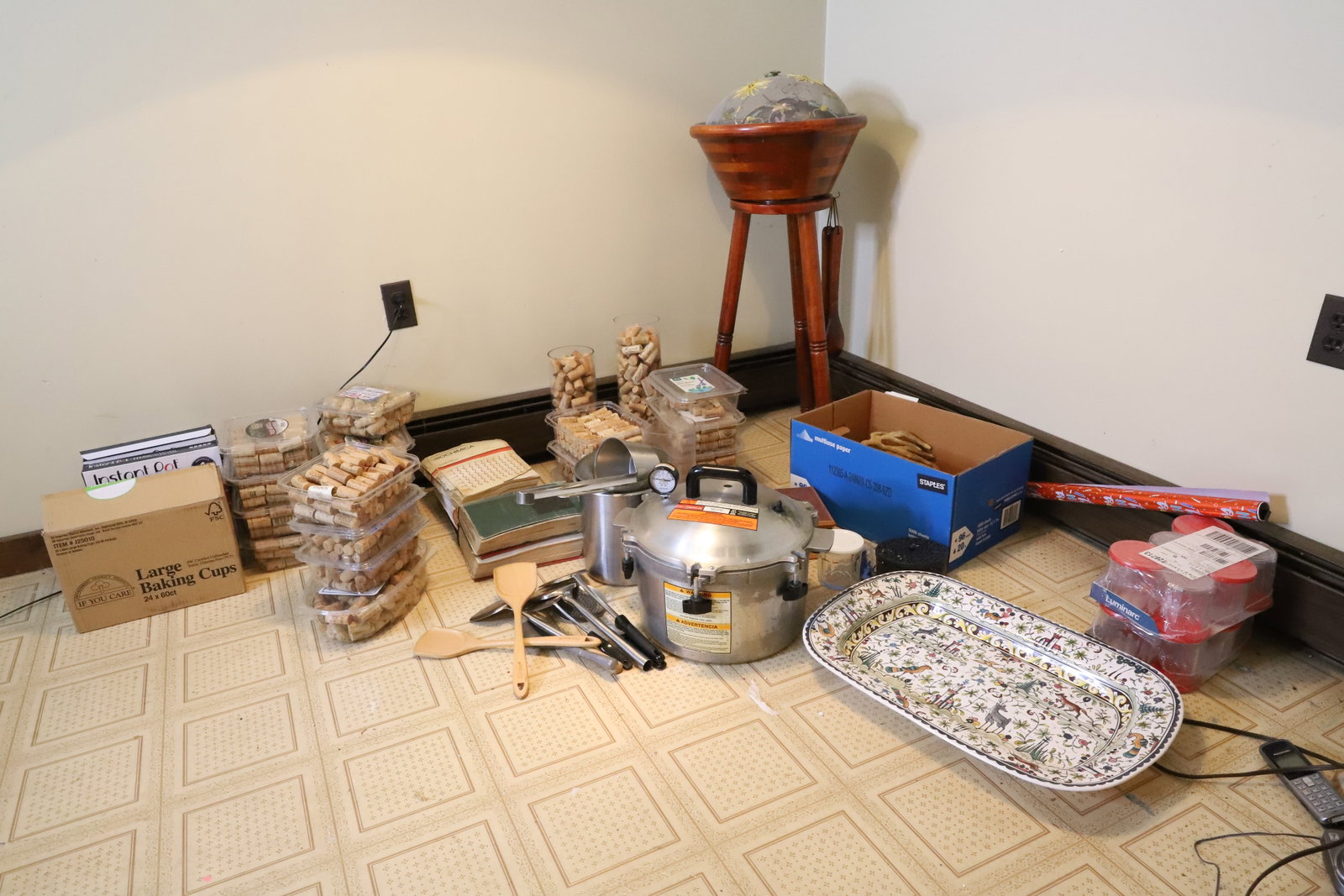 LOT OF ITEMS: LG. PLATTER, KITCHEN ITEMS, CORAL AND MORE PLEASE READ CAREFULLY. THIS IS AN ONLINE ONLY AUCTION. PICK-UP WILL TAKE PLACE AT THE LOCATION OF THE AUCTION AT 1570 HARBOURTON ROCKTOWN RD, LAMBERTVILLE,