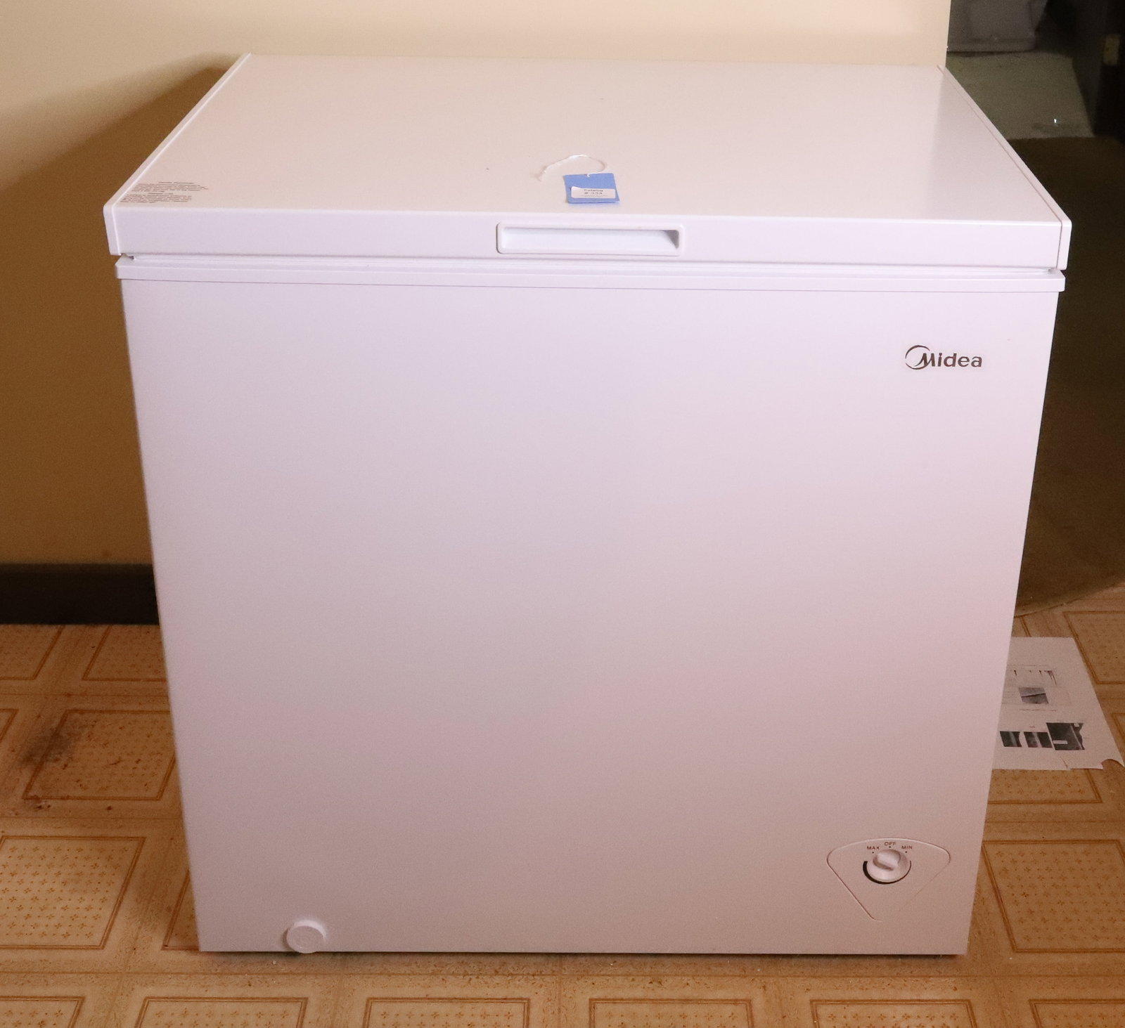CHEST FREEZER: MIDEA, 7.0 CU. FT CHEST FREEZER PLEASE READ CAREFULLY. THIS IS AN ONLINE ONLY AUCTION. PICK-UP WILL TAKE PLACE AT THE LOCATION OF THE AUCTION AT 1570 HARBOURTON ROCKTOWN RD, LAMBERTVILLE, NJ. 08530 -