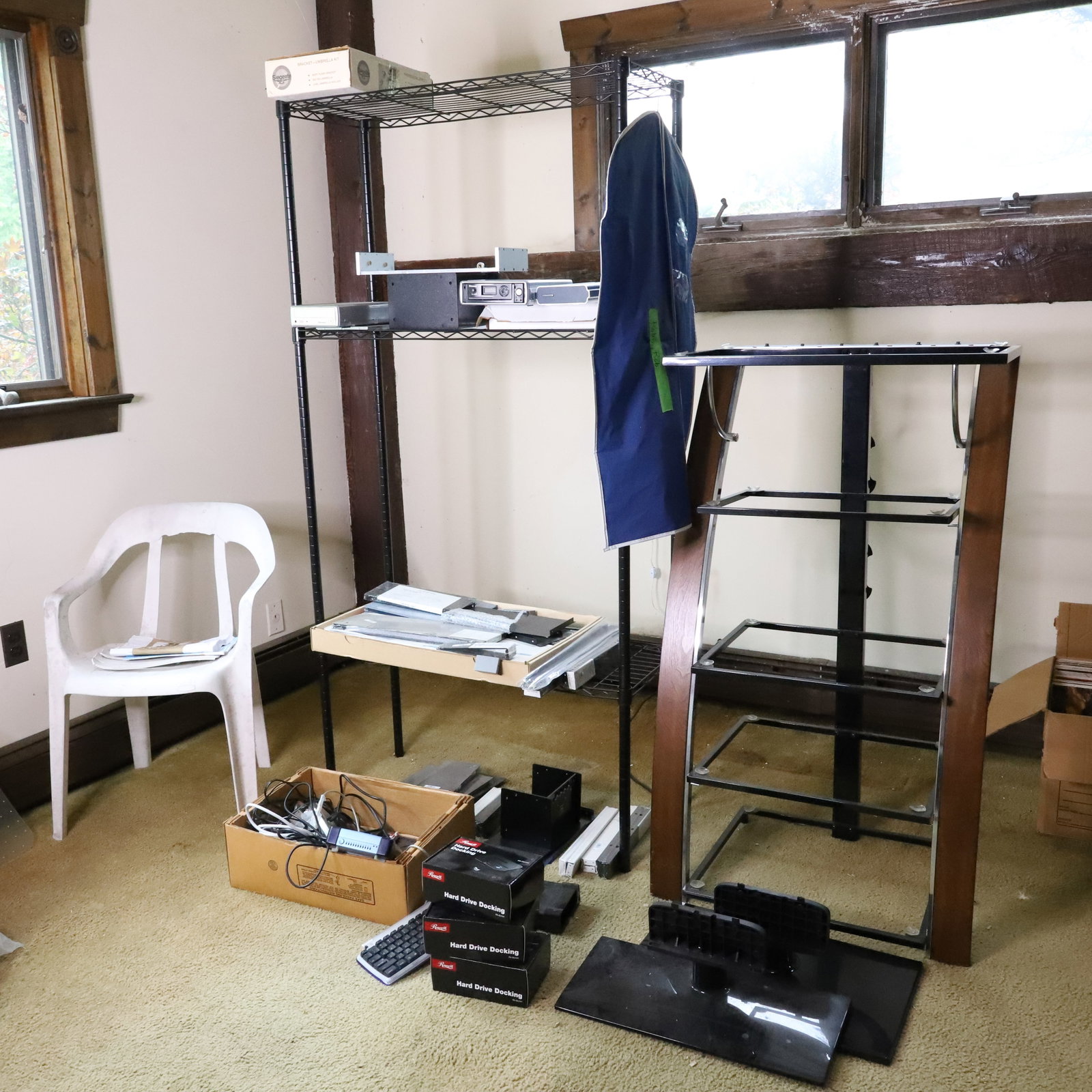 RACKS AND COMPUTER ITEMS: ROSEWILL HARD DRIVE DOCKING STATIONS, MAXTOR, ENERMA HOT BUTTER, RACKS AND MORE PLEASE READ CAREFULLY. THIS IS AN ONLINE ONLY AUCTION. PICK-UP WILL TAKE PLACE AT THE LOCATION OF THE AUCTION AT 1570 HA
