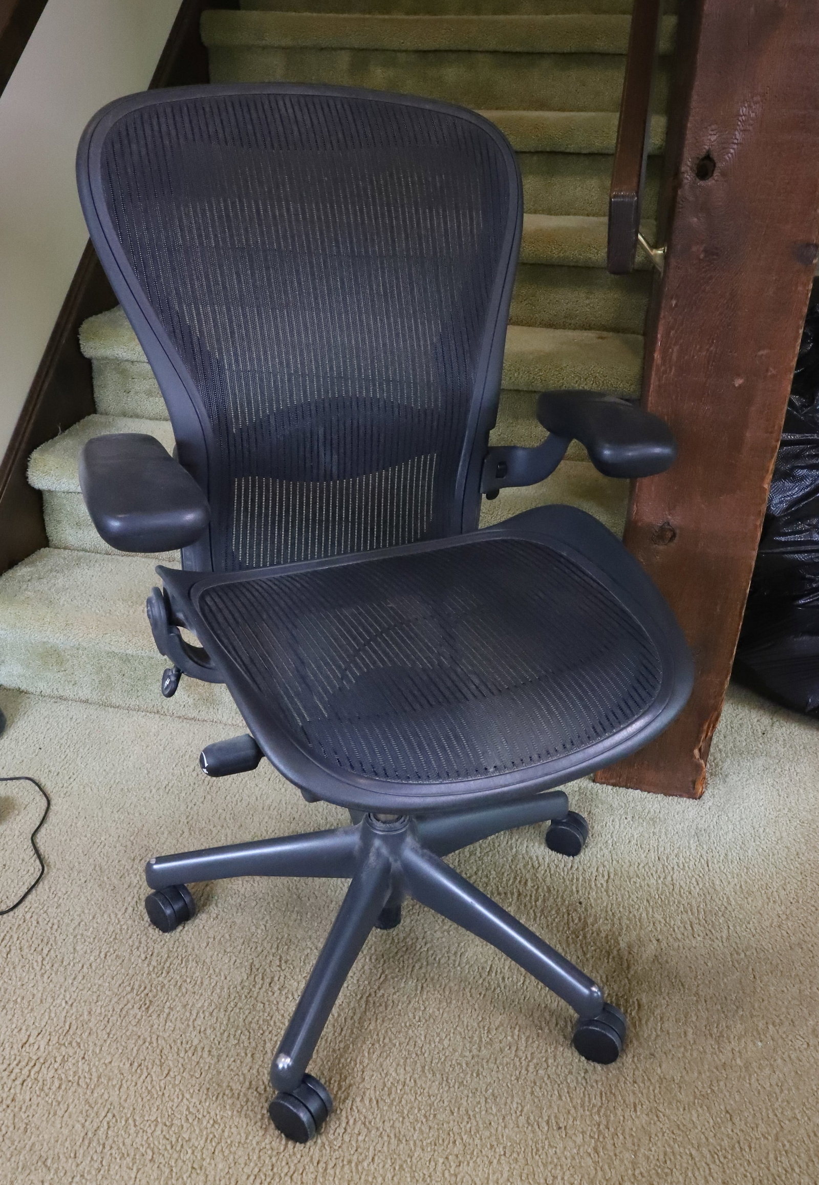 HERMAN MILLER OFFICE CHAIR: BLACK AERON CHAIR PLEASE READ CAREFULLY. THIS IS AN ONLINE ONLY AUCTION. PICK-UP WILL TAKE PLACE AT THE LOCATION OF THE AUCTION AT 1570 HARBOURTON ROCKTOWN RD, LAMBERTVILLE, NJ. 08530 - THERE WILL BE 