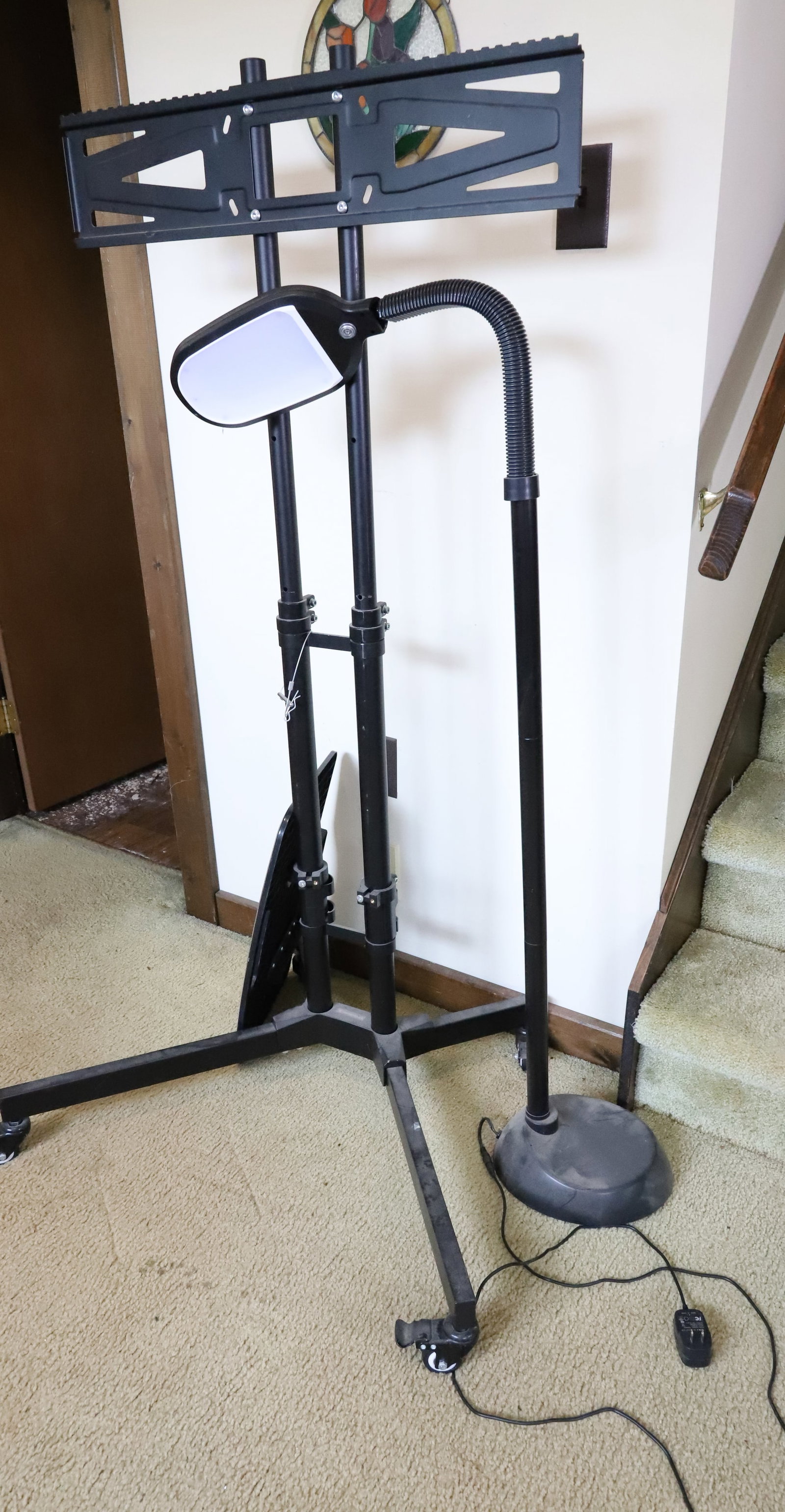 FLEXMOUNT ROLLING STAND AND FLOOR LIGHT: ROLLING STAND AND FLOOR LIGHT PLEASE READ CAREFULLY. THIS IS AN ONLINE ONLY AUCTION. PICK-UP WILL TAKE PLACE AT THE LOCATION OF THE AUCTION AT 1570 HARBOURTON ROCKTOWN RD, LAMBERTVILLE, NJ. 08530 -