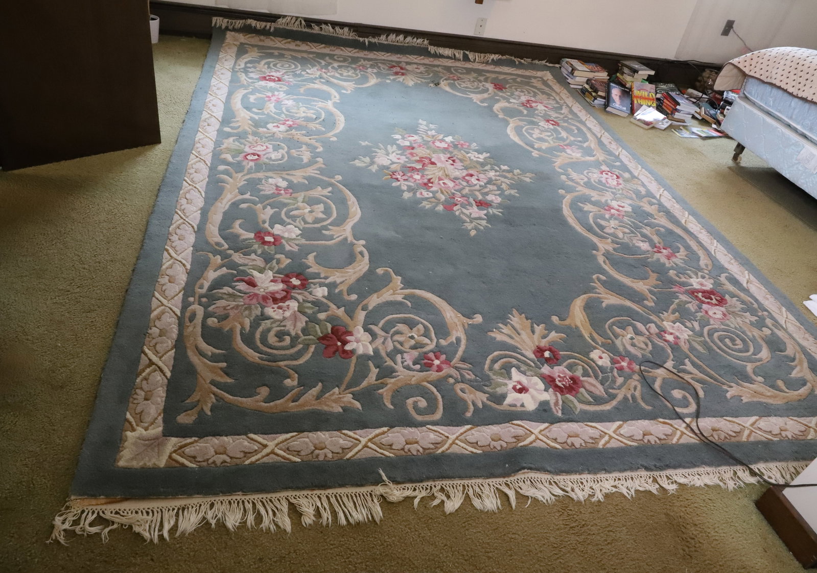 HANDMADE WOOL RUG: BLUE FIELD WITH FLOWERS PLEASE READ CAREFULLY. THIS IS AN ONLINE ONLY AUCTION. PICK-UP WILL TAKE PLACE AT THE LOCATION OF THE AUCTION AT 1570 HARBOURTON ROCKTOWN RD, LAMBERTVILLE, NJ. 08530 - THERE WI