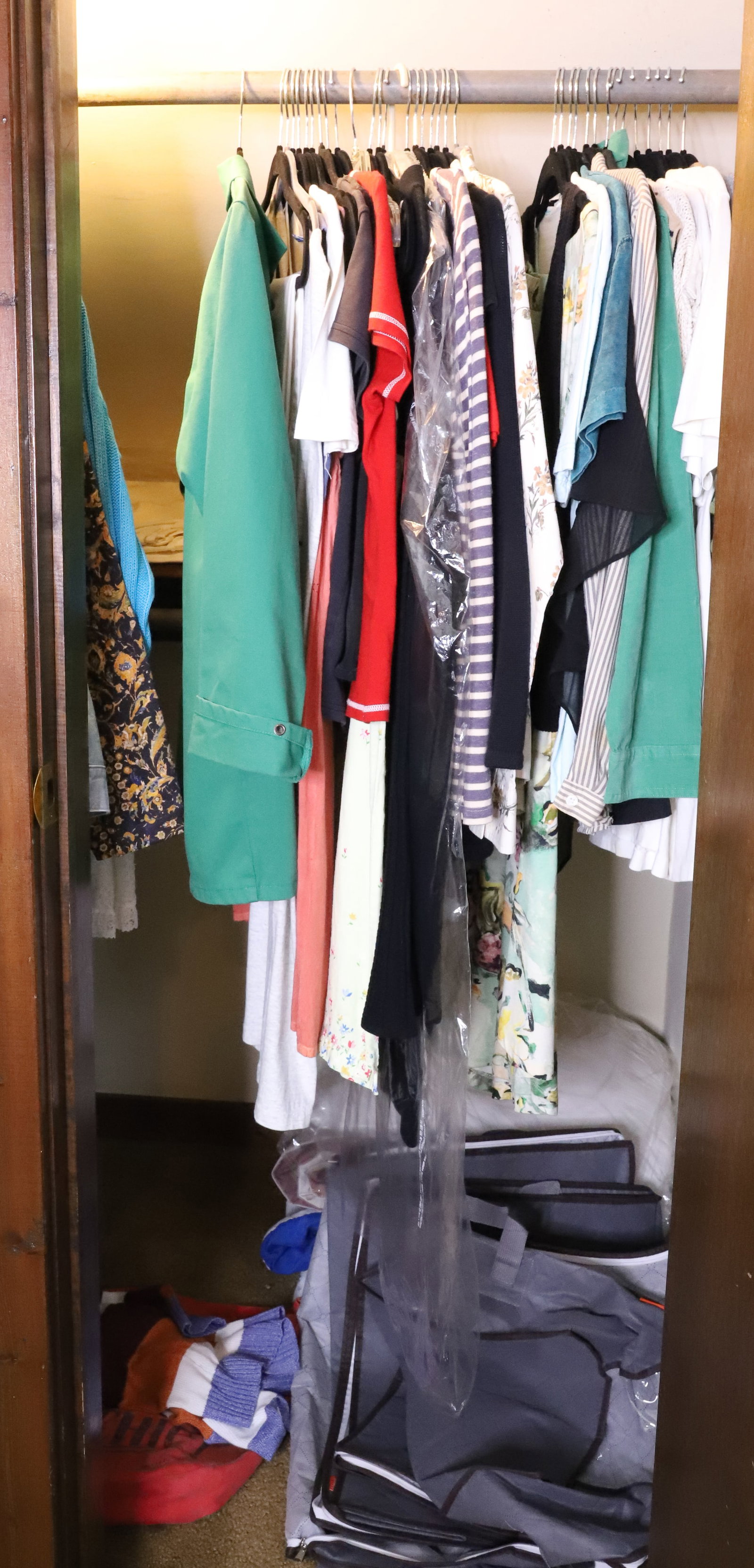 CLOSET OF CLOTHING: ALL KINDS OF TOPS AND DRESSES PLEASE READ CAREFULLY. THIS IS AN ONLINE ONLY AUCTION. PICK-UP WILL TAKE PLACE AT THE LOCATION OF THE AUCTION AT 1570 HARBOURTON ROCKTOWN RD, LAMBERTVILLE, NJ. 08530 -