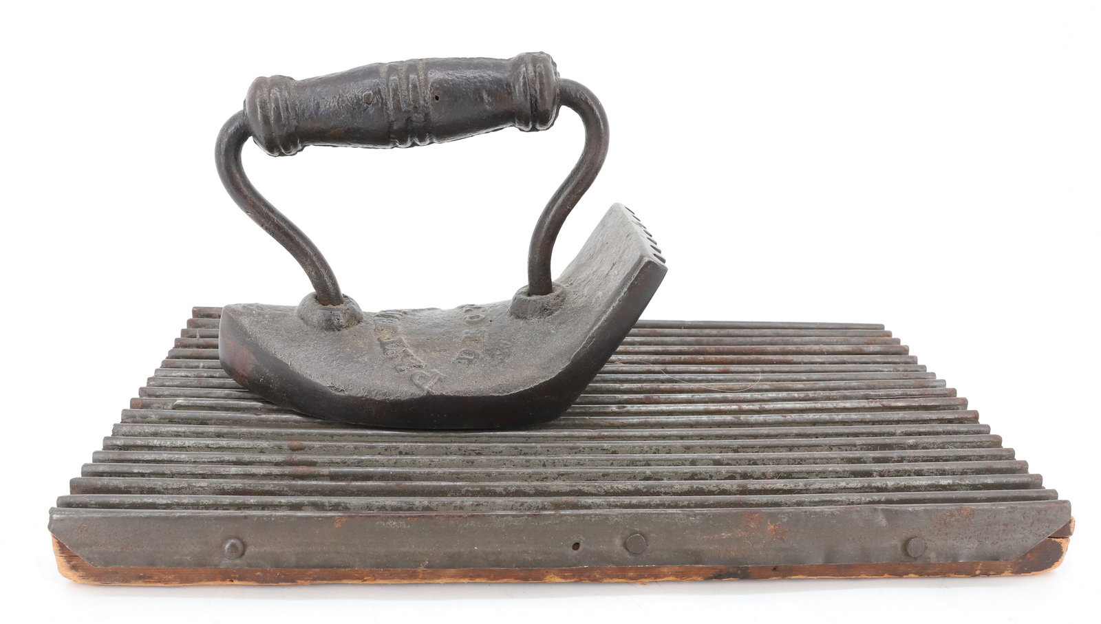 POLISHING / FLUTING IRON AND BOARD: MRKD. "PATENTED DEC 73" EMBOSSED "4" AT NOSE. SIMILAR TO "LITTLE GIANT" IN LOT 116. WITH, TIN / WOOD FLUTING BOARD. 11 7/8" L. PLEASE READ CAREFULLY - ITEMS MUST BE PAID FOR THROUGH LIVE AUCTIONEERS O