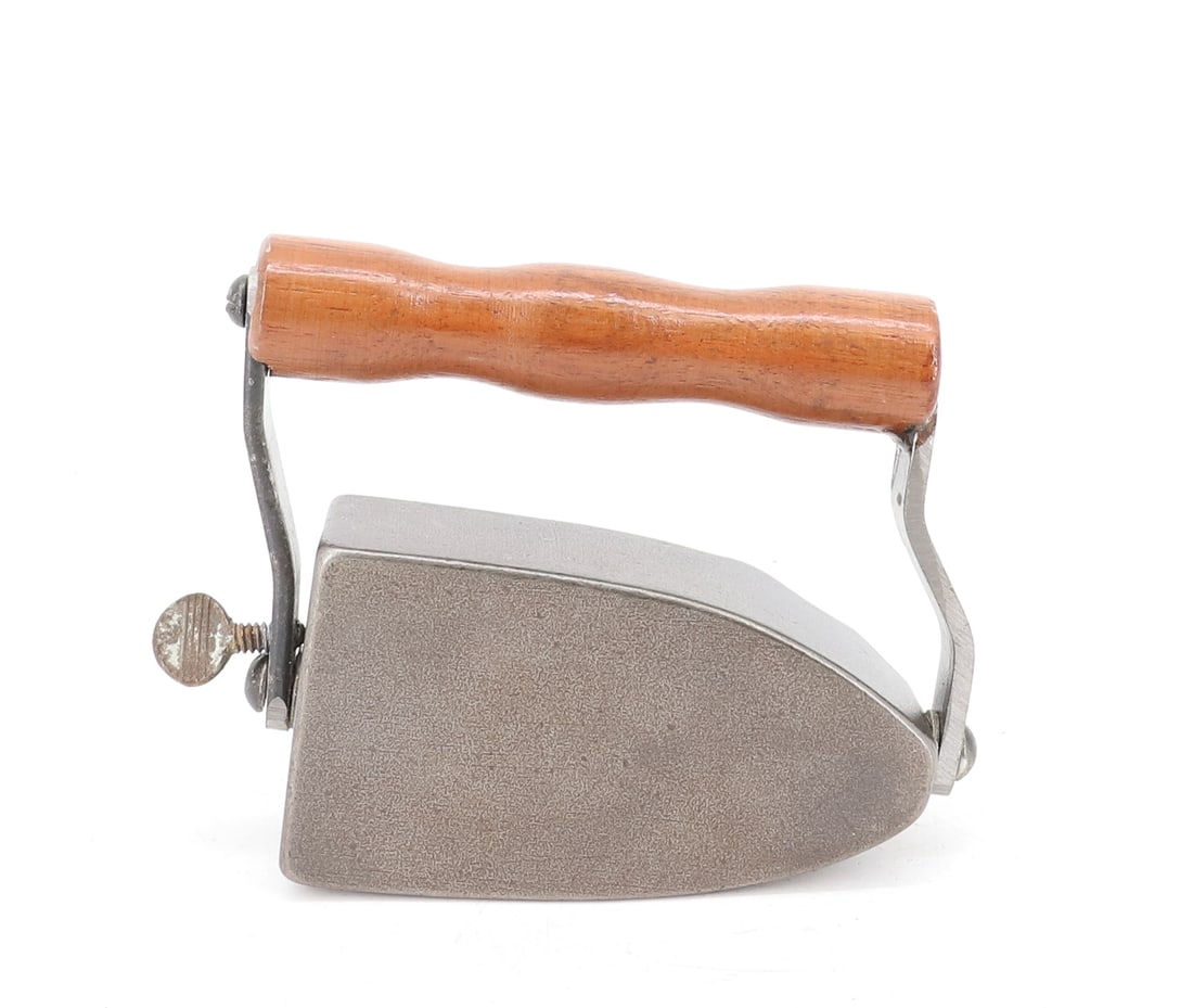 SMALL SIZE FLUTING / POLISHING IRON: REVOLVING IRON WITH WOODEN HAND GRIP. 3 1/2" L. PLEASE READ CAREFULLY - ITEMS MUST BE PAID FOR THROUGH LIVE AUCTIONEERS OR WITH CASH OR CHECK IN PERSON - Terms for Purchasing and Shipping of Auction