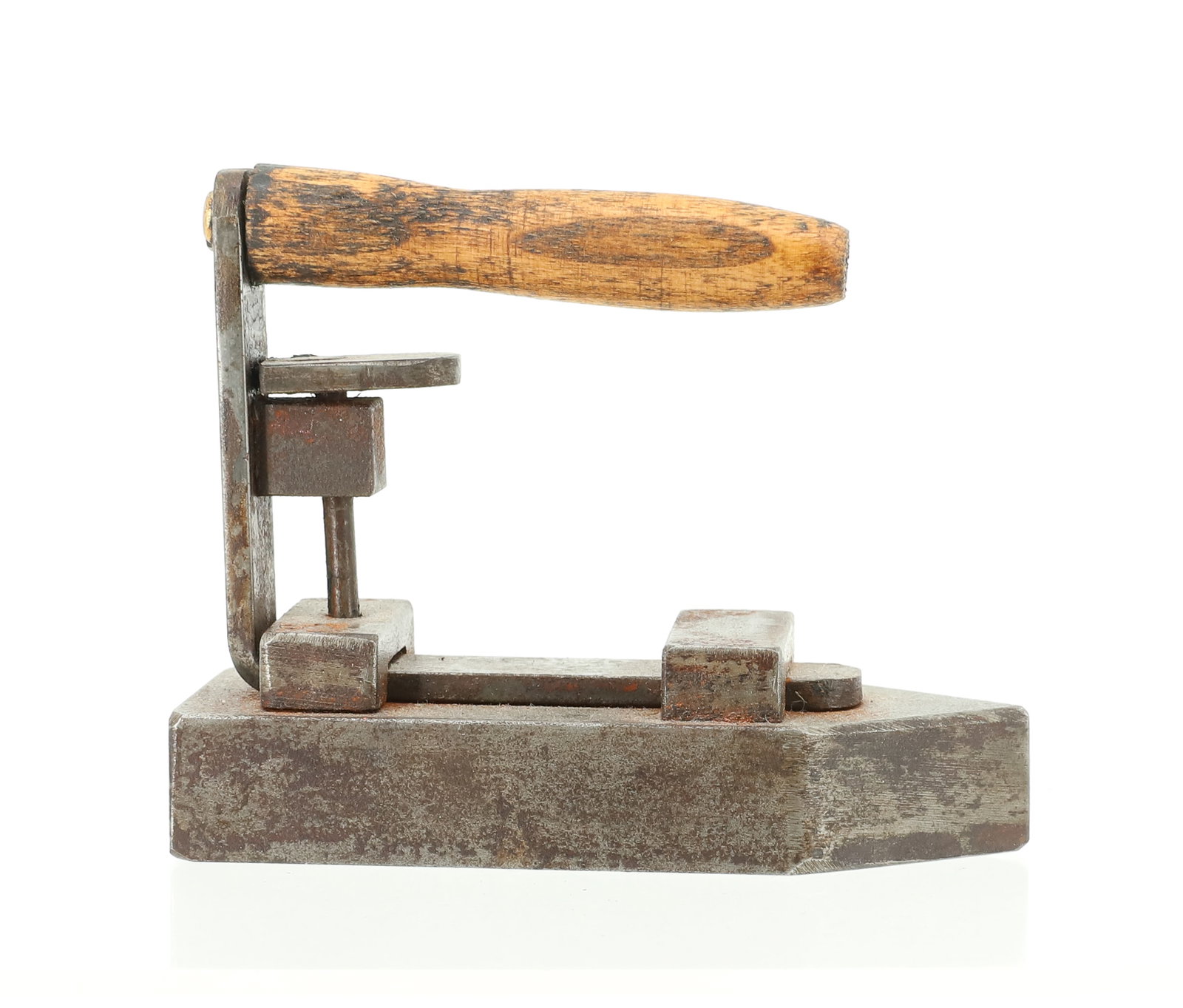 MINIATURE REMOVABLE HANDLE IRON: THICK BASE WITH POINTED NOSE. HANDLE REMOVES. 3 1/2" L. PLEASE READ CAREFULLY - ITEMS MUST BE PAID FOR THROUGH LIVE AUCTIONEERS OR WITH CASH OR CHECK IN PERSON - Terms for Purchasing and Shipping of