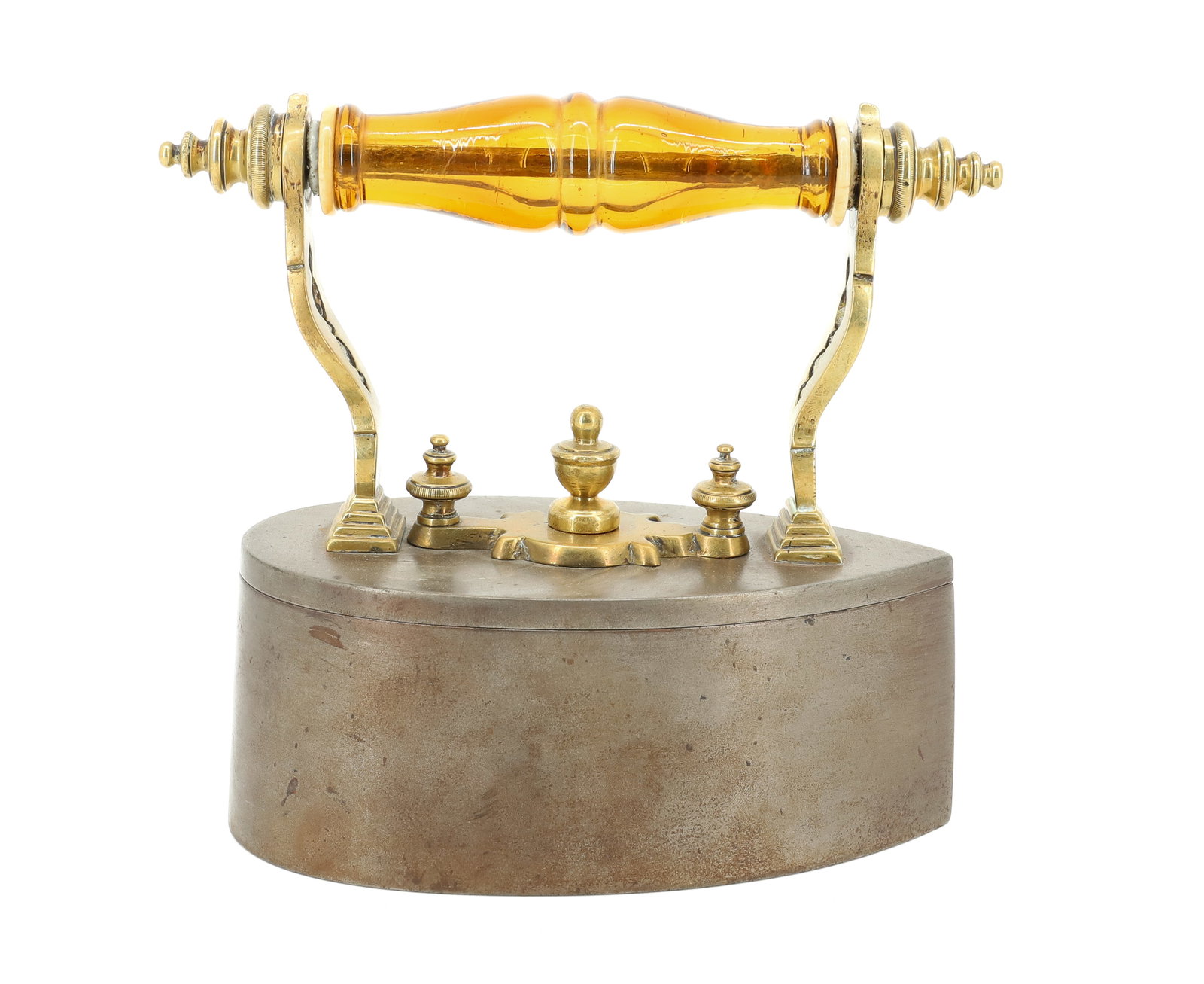 RARE SCOTTISH BOX IRON W/ AMBER HANDLE: CENTER POST LATCH. FINE CUT WORK DESIGN POST. AMBER GLASS HANDLE. 6 1/4" L. PLEASE READ CAREFULLY - ITEMS MUST BE PAID FOR THROUGH LIVE AUCTIONEERS OR WITH CASH OR CHECK IN PERSON - Terms for Purchasi