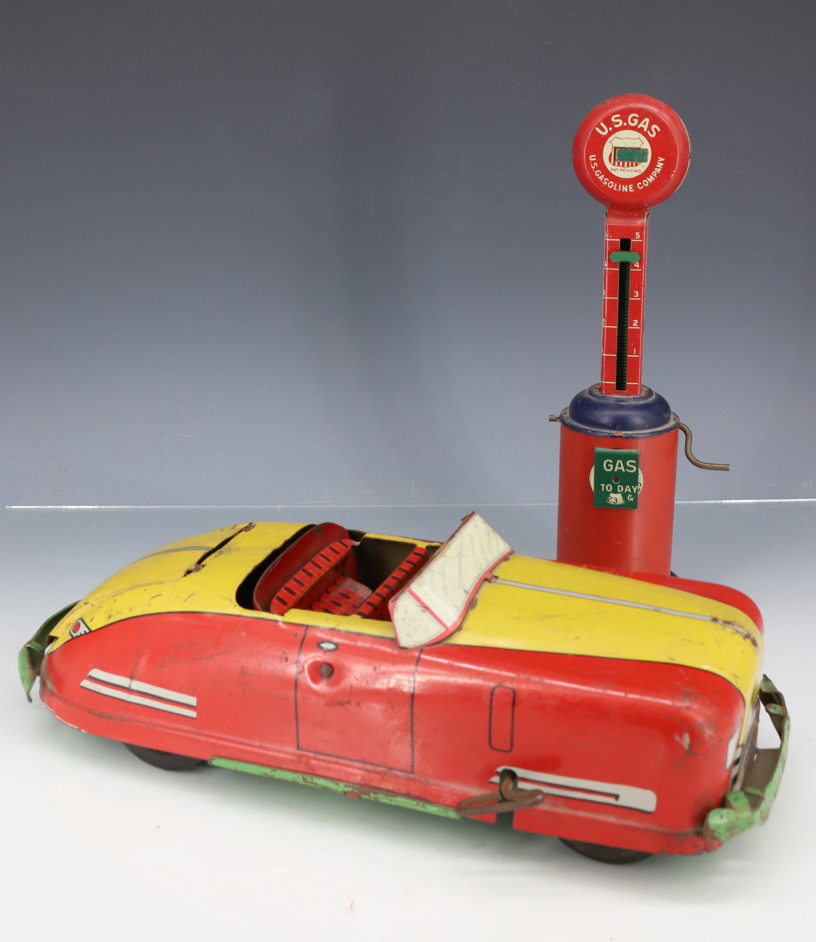 WYANDOTTE WINDUP CONVERTIBLE AND GAS PUMP (1 of 7)
