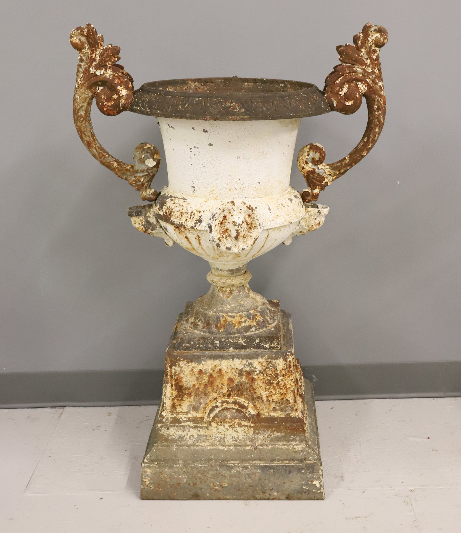 ANTIQUE AMERICAN CAST IRON GARDEN URN (1 of 9)