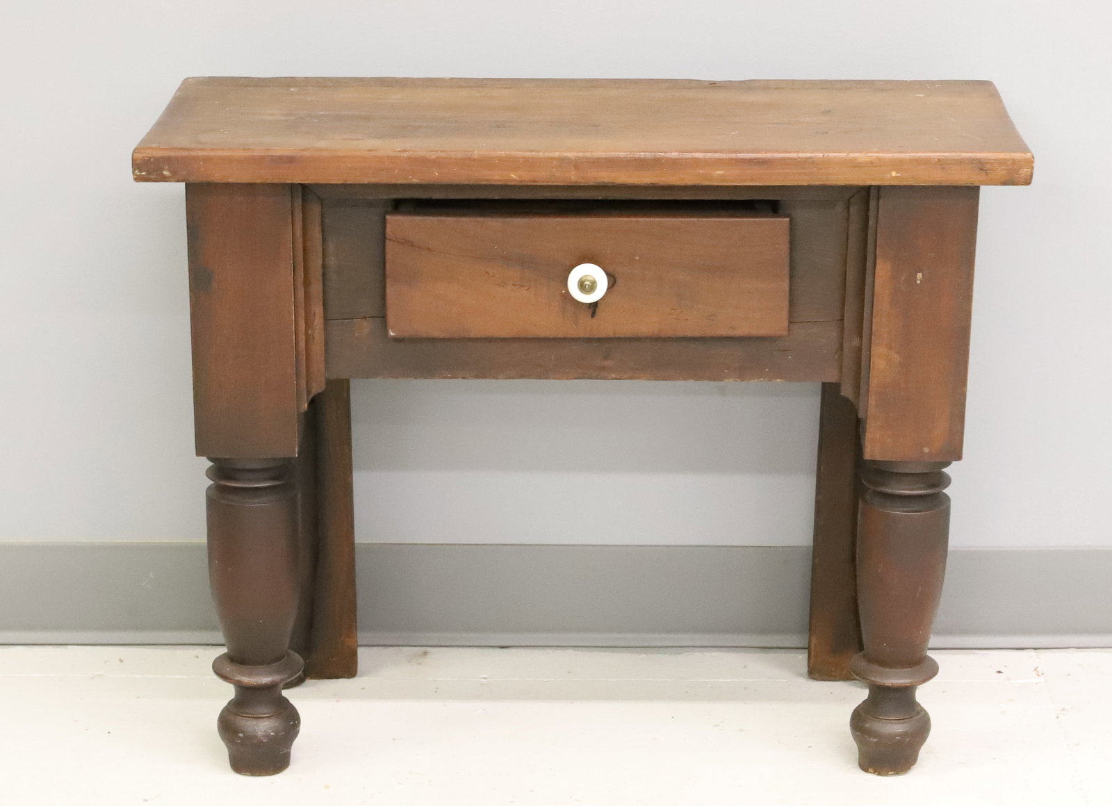 HOMEMADE SINGLE DRAWER BENCH (1 of 6)