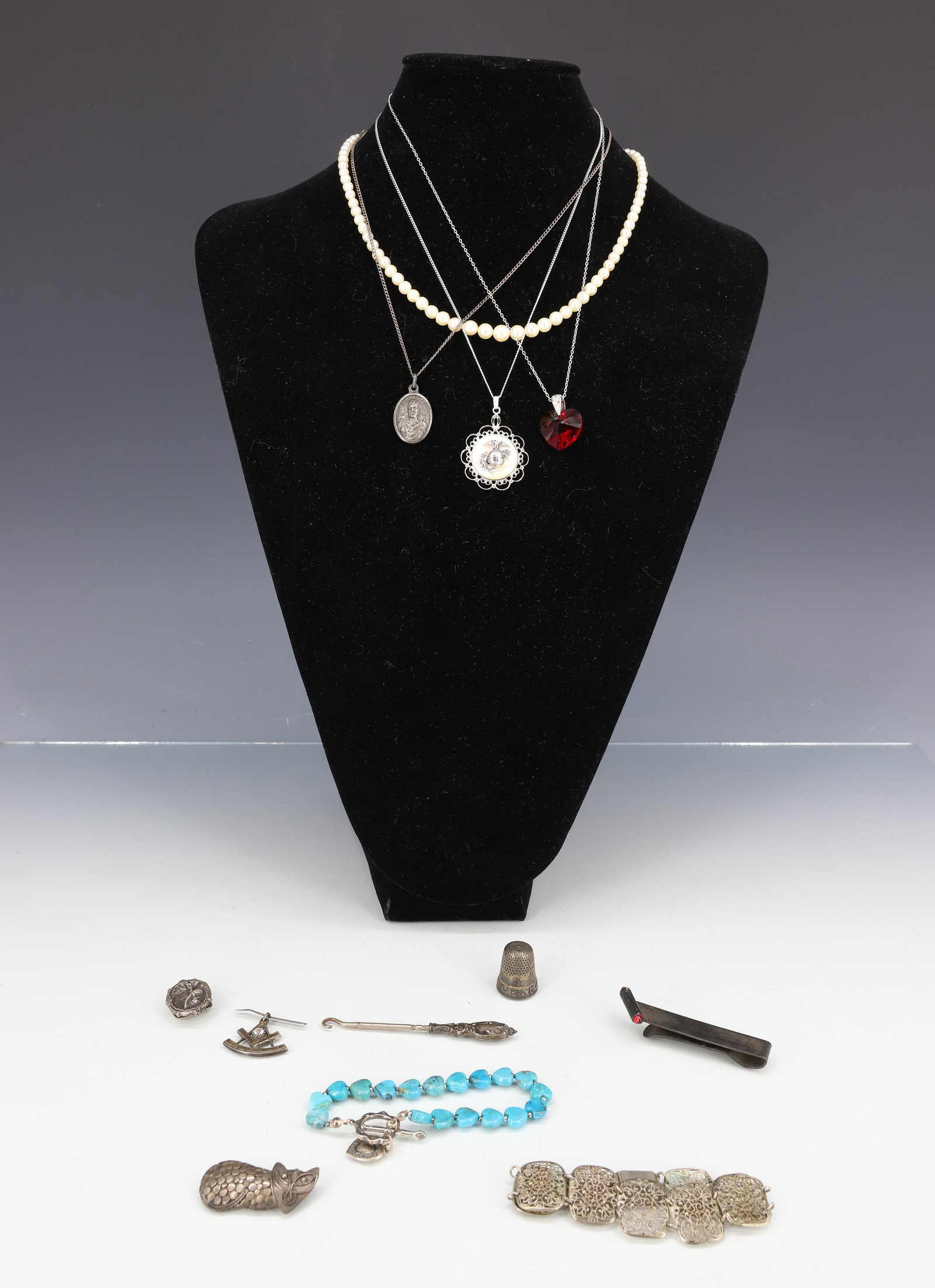 STERLING AND SILVER JEWELRY LOT: INCLUDES VICTORIAN AND MODERN SILVER VICTORIAN STERLING HANKY CLIP, BUTTON HOOK, MASONIC PARTIAL JEWEL AND THIMBLE, ART DECO STERLING MONEY CLIP, (3)STERLING NECK CHAINS AND CHARMS, TURQUOISE STERLING