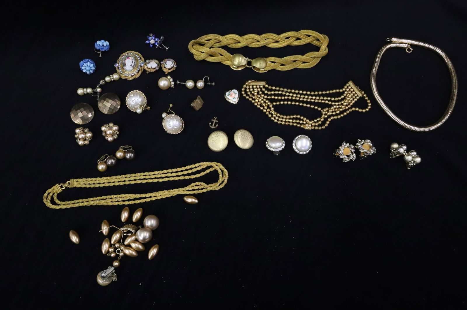 VINTAGE COSTUME JEWELRY LOT (1 of 4)