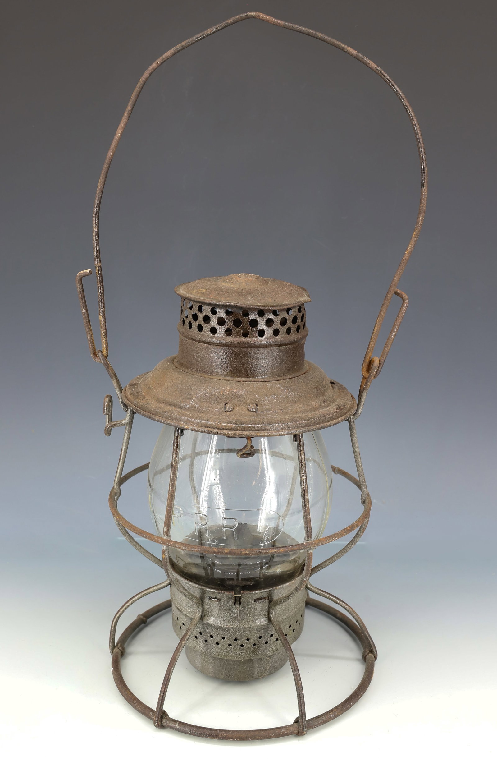 PENNSYLVANIA RAILROAD LANTERN: LANTERN MRKD. "PRR" IN KEYSTONE ON TOP. ADLAKE RELIABLE LANTERN. GLOBE EMBOSSED "P.R.R." 10 1/4" H. PLEASE READ CAREFULLY - ITEMS MUST BE PAID FOR THROUGH LIVE AUCTIONEERS OR WITH CASH OR CHECK IN