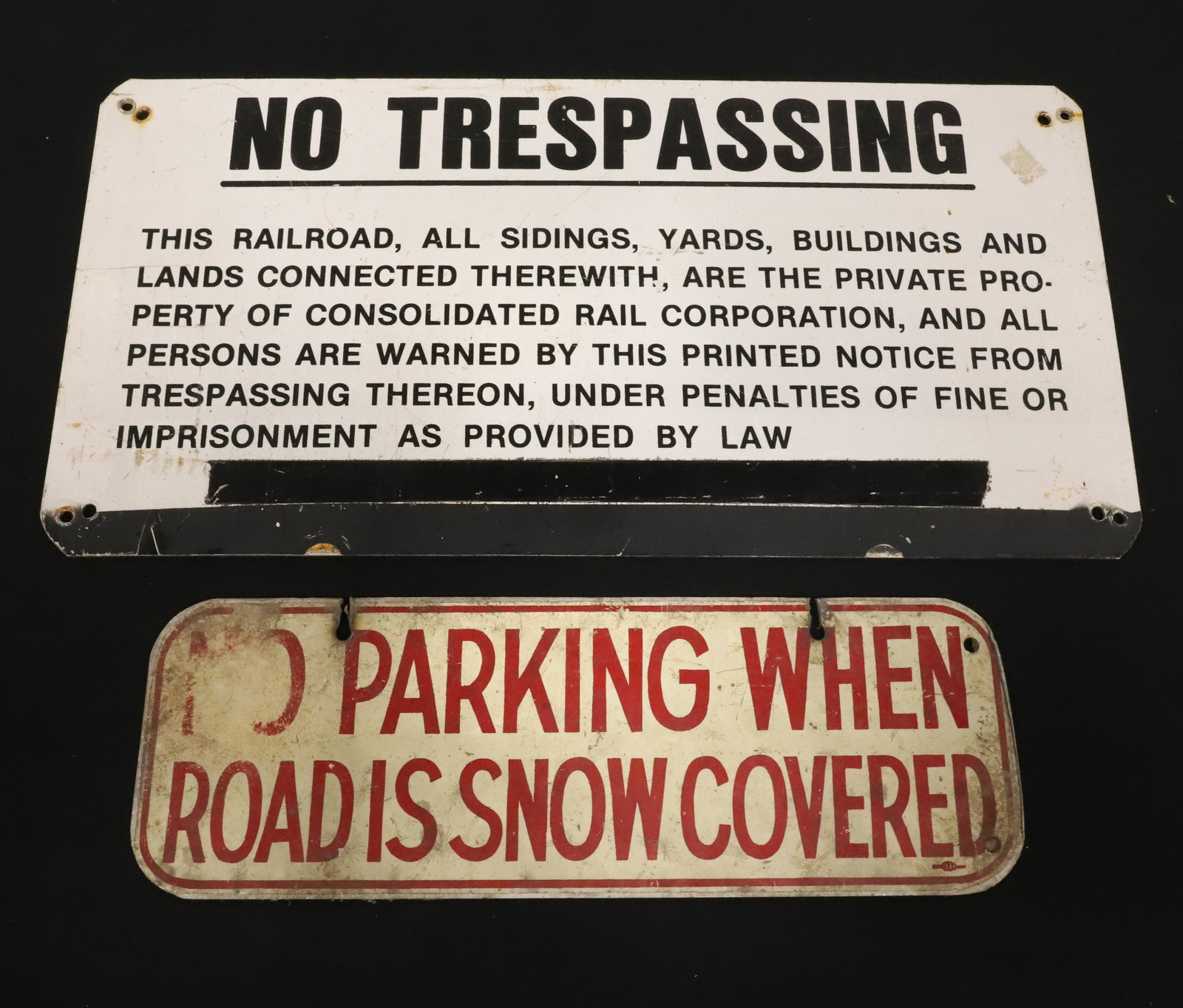 NO TRESPASSING AND NO PARKING SIGNS (1 of 4)