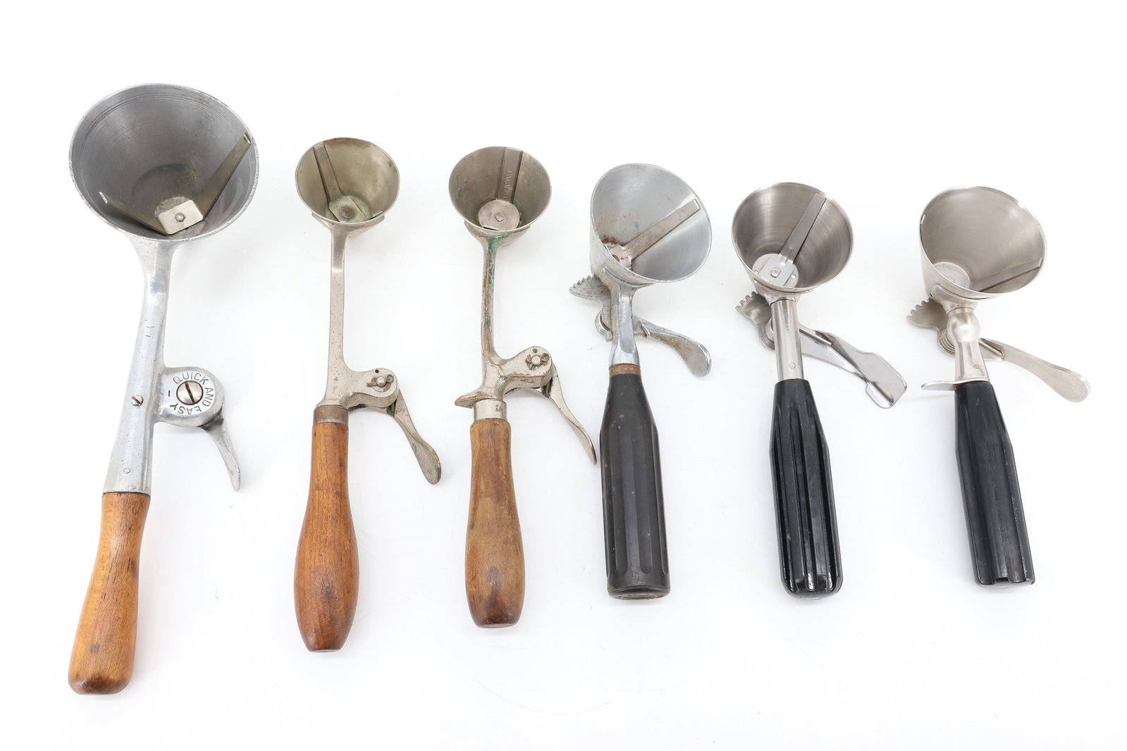 LOT OF (6) ICE CREAM DIPPERS, SCOOPS: INCLUDING: ERIE SPECIALTY CO. "QUICK AND EASY" 11" L. GILCHRIST'S NO. 33. MOSTELLER NO. 79. INDESTRUCTO, WILLIAMSON AND FLINT (ALL THREE WITH BLACK MOLDED HANDLE GRIPS). PLEASE READ CAREFULLY - ITEMS