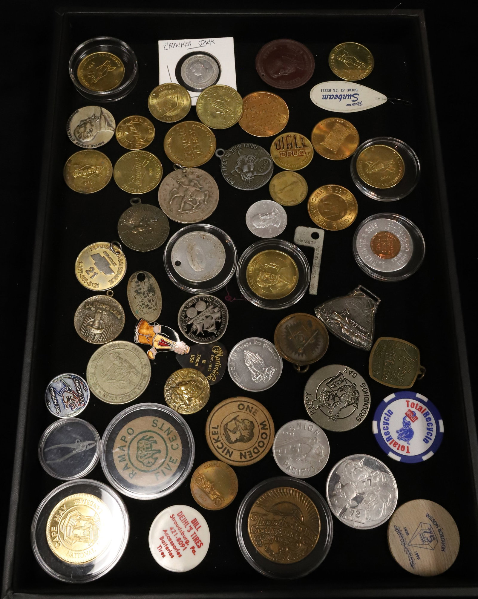 LOT OF ADVERTISING NOVELTIES AND TOKENS (1 of 4)
