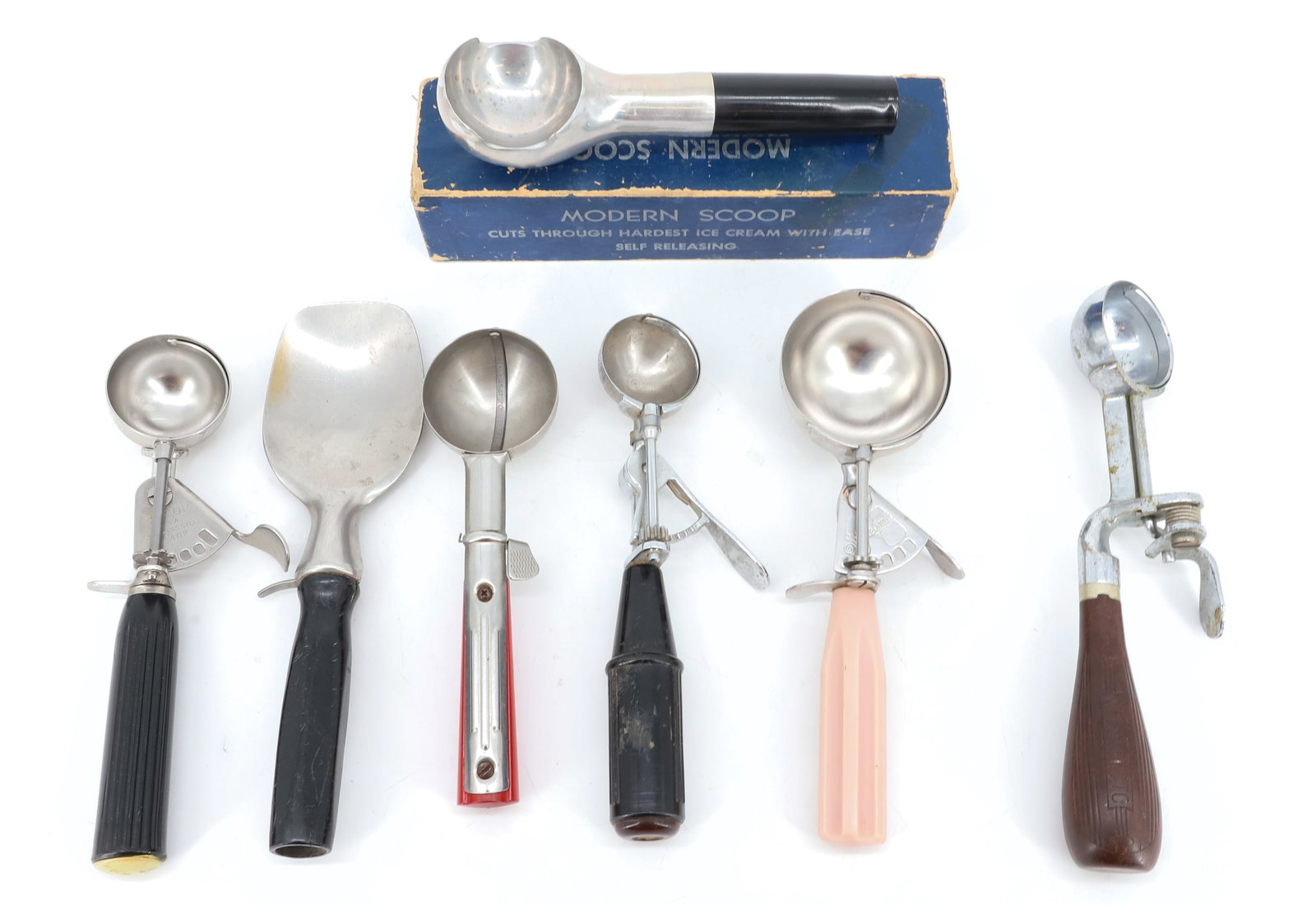 LOT OF VINTAGE ICE CREAM DIPPERS, SCOOPS: VARIETY OF (7) DIPPERS. INCLUDING: CROFORD 20, BI-COR 402, SHORE CRAFT, NO. 3 INDESTRUCTO, MYERS DE LUXE, "MODERN" SCOOP IN BOX AND MORE. PLEASE READ CAREFULLY - ITEMS MUST BE PAID FOR THROUGH LIVE AU