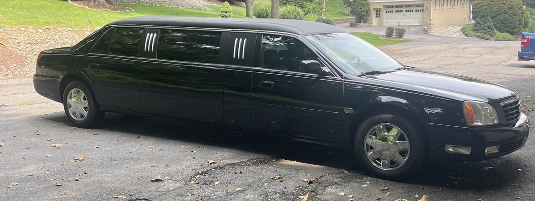 2001 CADILLAC DEVILLE LWC, 6 DOOR LIMOUSINE: 28,014 MILES, VIN#1GEEH90Y21U5503572001 - NORTHSTAR 32 VALVE V8 ENGINE, BLACK OVER BLACK INTERIOR LEATHER DESIGN, PRIVACY GLASS, CUSTOM INTERIOR CABINETRY, GARAGE KEPT, AND HAS ALL AVAILABLE SERVICE R