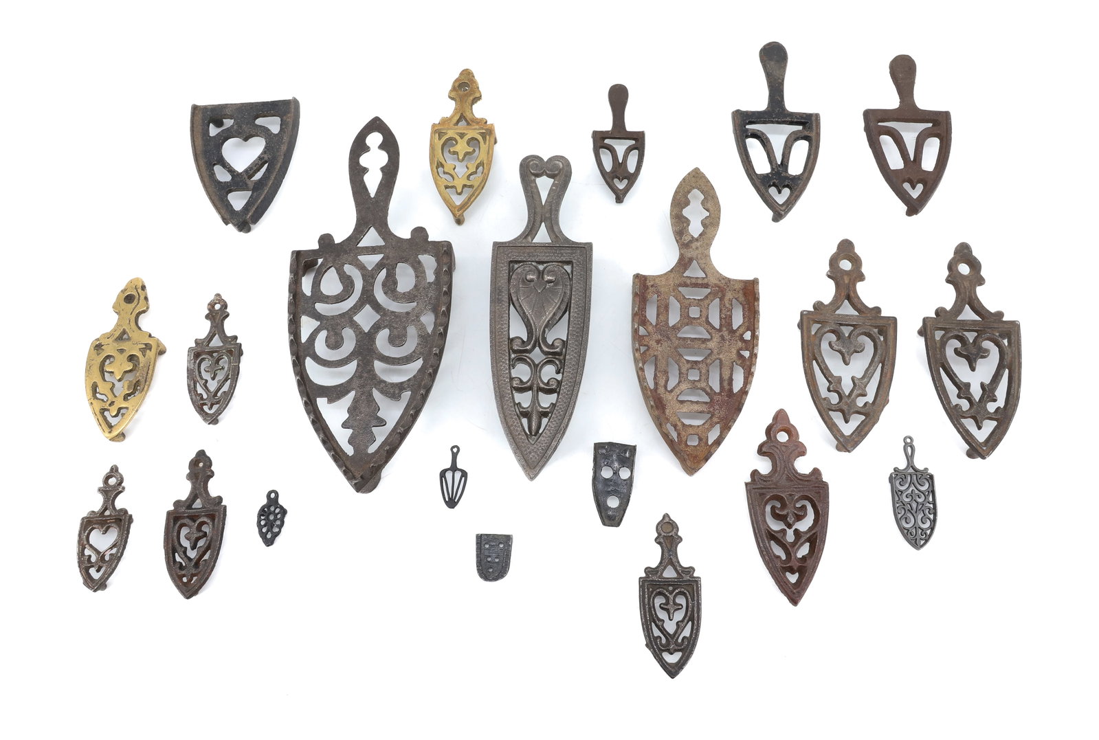 LOT OF ANTIQUE MINIATURE TRIVETS (1 of 3)