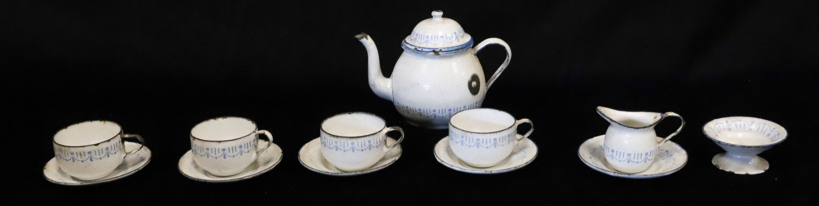 CHILD'S MINIATURE AGATE TEA SET (1 of 5)