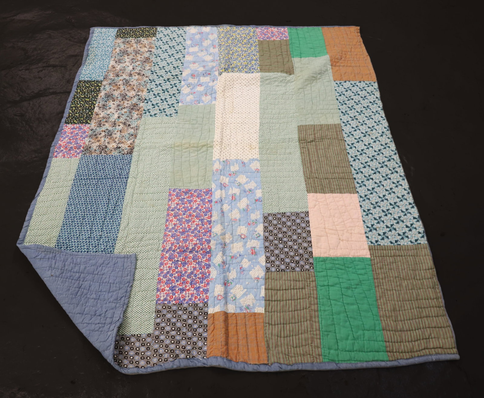VINTAGE HANDMADE QUILT (1 of 4)