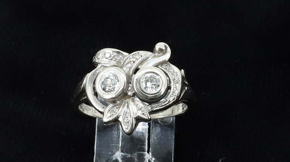 14K WHITE GOLD WITH DIAMONDS RING: SIZE 7. 2.4DWT TOTAL WEIGHT. PLEASE READ CAREFULLY - ITEMS MUST BE PAID FOR THROUGH LIVE AUCTIONEERS OR WITH CASH OR CHECK IN PERSON - Terms for Purchasing and Shipping of Auction Items. Please read