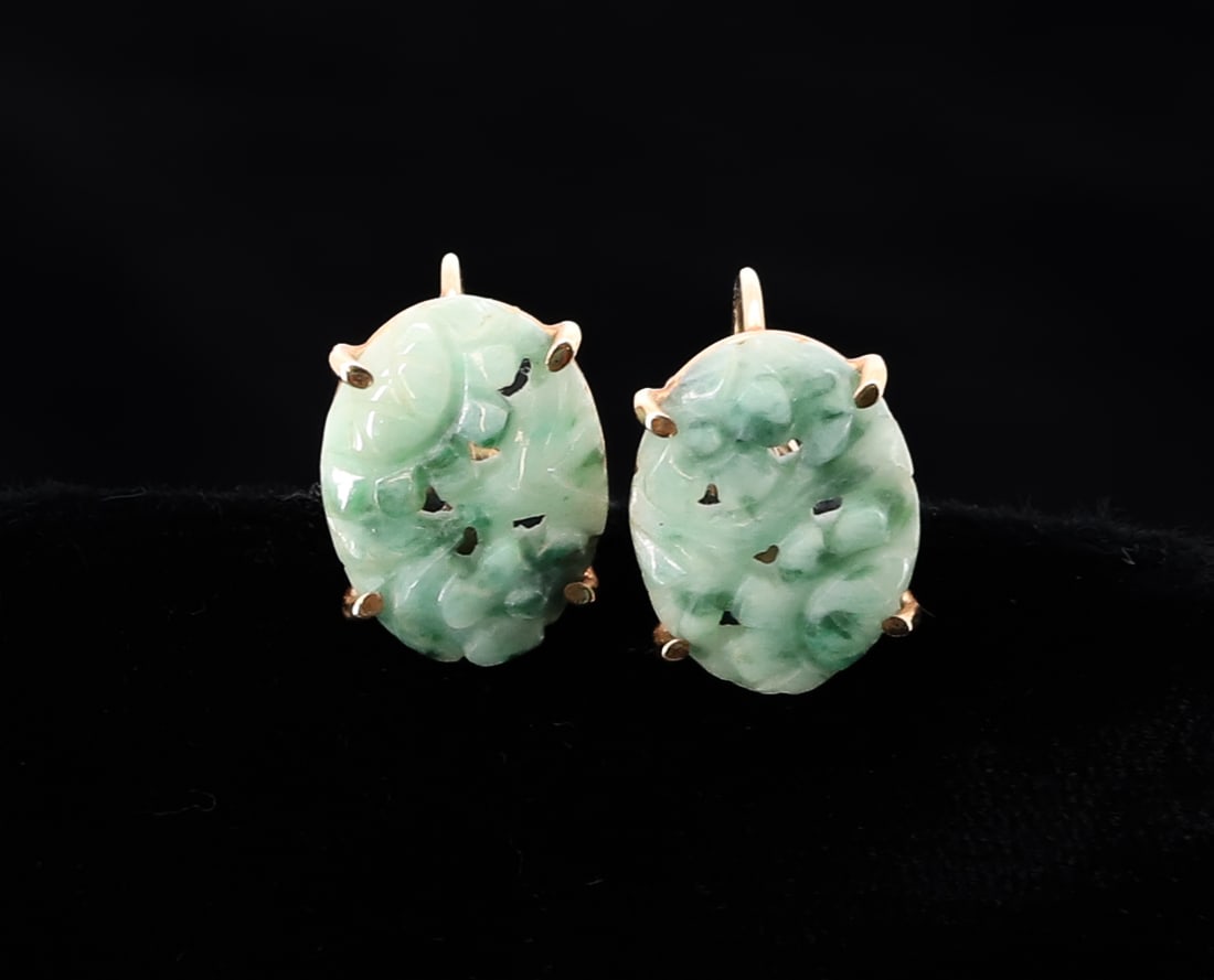 14K GOLD AND JADE EARRINGS: GREEN MOTTLED AND CARVED. SCREW BACKS. 2.50 DWT TOTAL WEIGHT. PLEASE READ CAREFULLY - ITEMS MUST BE PAID FOR THROUGH LIVE AUCTIONEERS OR WITH CASH OR CHECK IN PERSON - Terms for Purchasing and