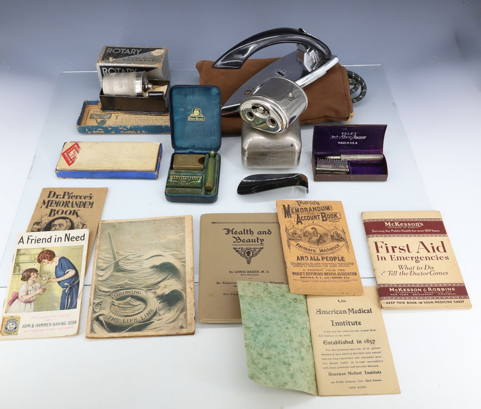 LOT OF SHAVING / HEALTH RELATED ITEMS (1 of 5)