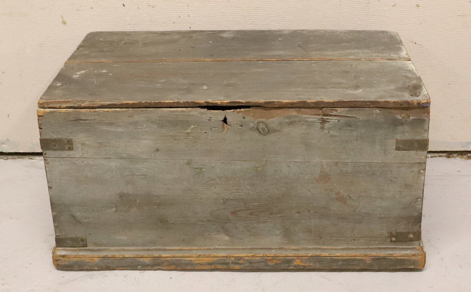 19TH C. PAINTED WOODEN BOX: GRAY PAINTED EXTERIOR. WITH WALLPAPER LINING. LUG HANDLE ON EITHER SIDE. METAL CORNER BRACKETS. 15" X 31" X 19". PLEASE READ CAREFULLY - ITEMS MUST BE PAID FOR THROUGH LIVE AUCTIONEERS OR WITH CASH