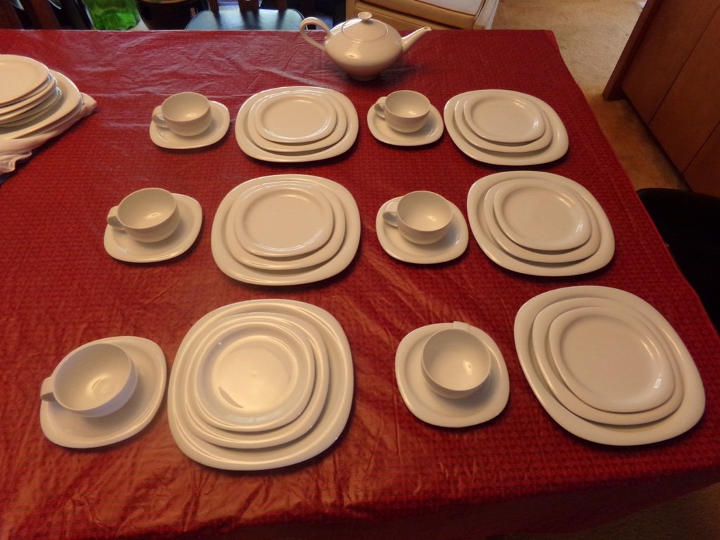Rosenthal Dish Set: Rosenthal Service for 6 Dish set w/ extra pieces. Tea pot, Dinner plates(8), Salad plates (8), Bread plates (8), Saucers(8), and (6) cups