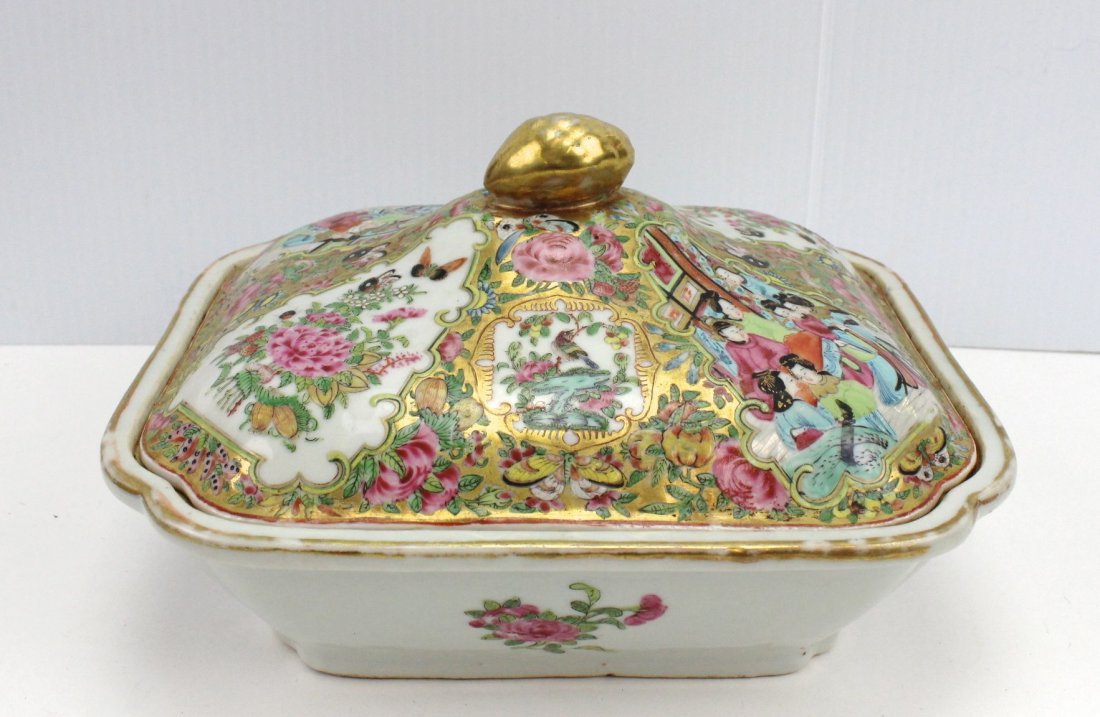 ROSE MEDALLION COVERED DISH: ROSE MEDALLION COVERED TUREEN - MISSING SOME OF THE GOLD AROUND RIM WITH MINOR PAINT LOSS 9"