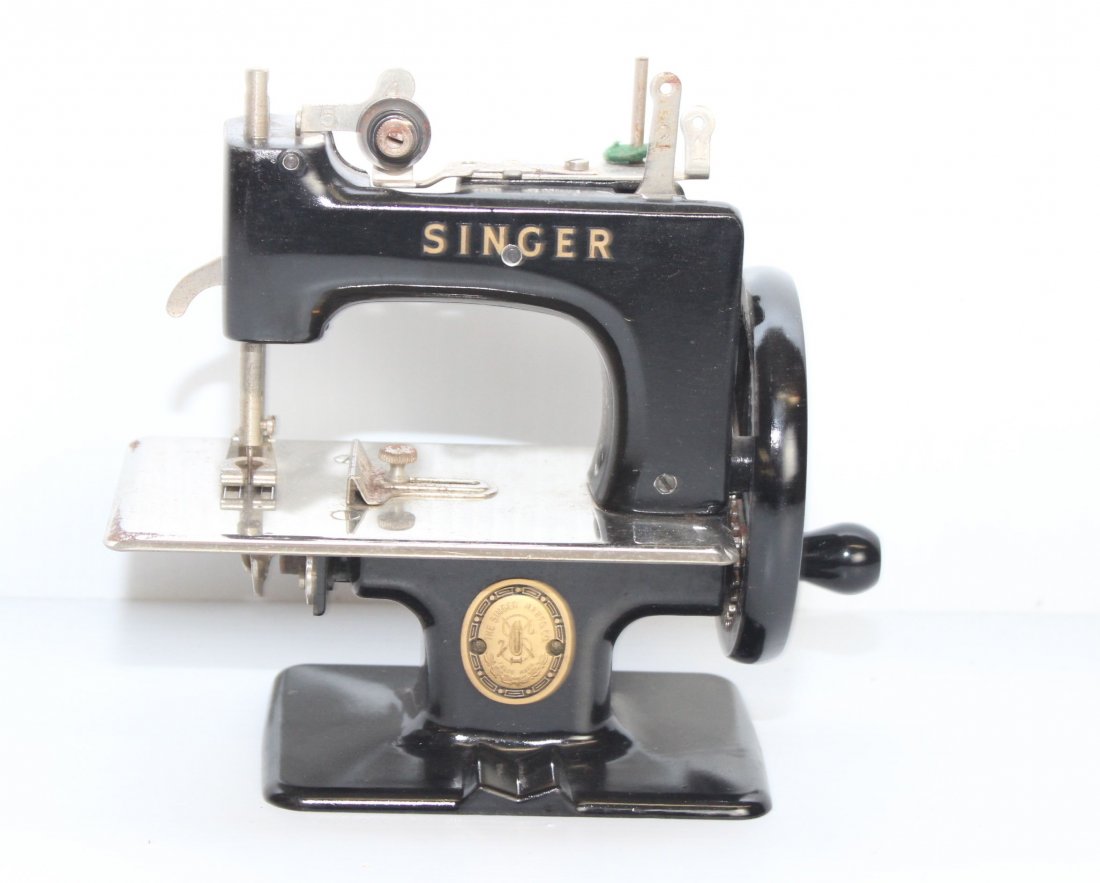 CHILDS SINGER SEWING MACHINE