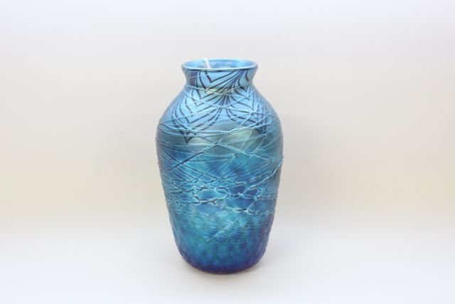 ORIENT FLUME ART GLASS VASE: ORIENT FLUME ART GLASS VASE 1976 SIGNED AND DATED ON BOTTOM. IN BLUE 6"