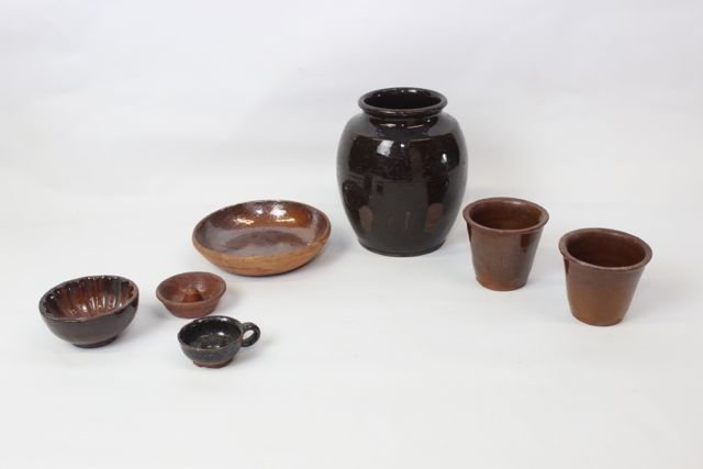 GROUP PF REDWARE: 7 PIECES - OVOID JAR, 2 CUSTARD CUPS, 2 MOLDS, SMALL HANDLE CUP, AND PIE PLATE 1" TO 7 1/2"