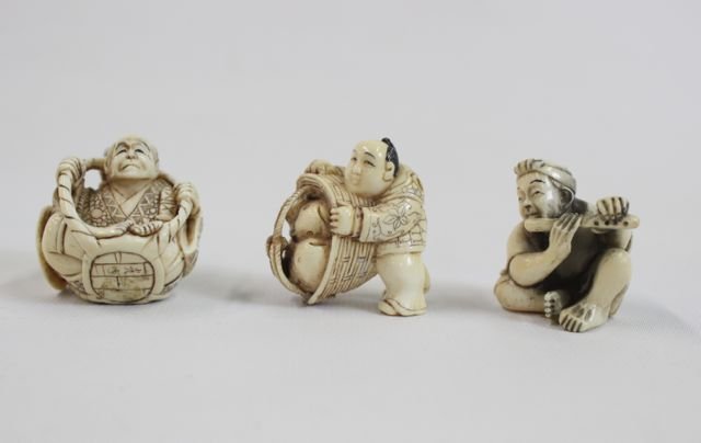 CARVED CHINESE NETSUKES: LOT OF 3 - CHINESE MEN SIGNED ON BOTTOM - 1 1/4" TO 1 3/4"