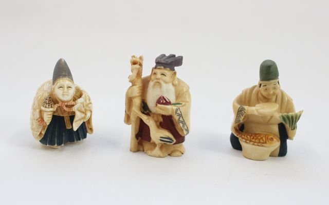 CARVED CHINESE NETSUKES: LOT OF 3 - COLORED MEN - ALL SIGNED 1 7/8" TO 2"