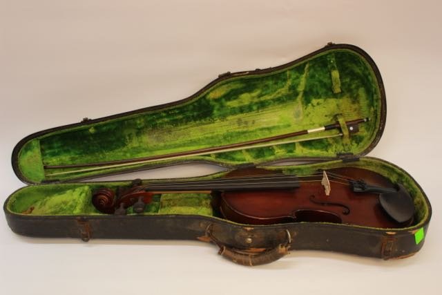VIOLIN WITH CASE: MARK SCHMIDT HANDMADE VIOLIN MODEL 4/4 WITH BOW. 23"