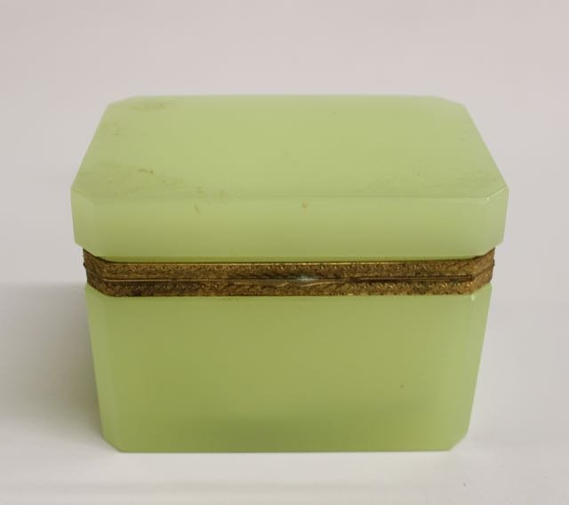 FRENCH OPALINE BOX (1 of 4)