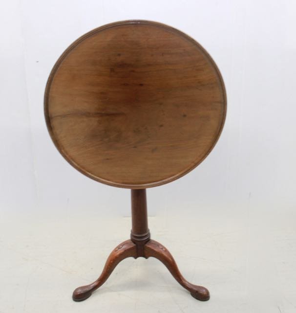 TILT TOP TABLE: WALNUT TILT TOP TABLE WITH TRIPOD BASE AND PAD FEET - ORIGINAL LATCH Dimensions: 24"X20"DIA
