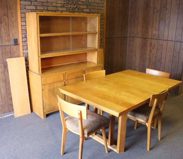 MCM CONANT BALL DINING SUITE: MID CENTURY MODERN DINING ROOM SUITE BY CONANT BALL - TABLE WITH 4 CHAIRS, 2 LEAVES, AND BREAKFRONT - AMERICAN MODERN BY: RUSSEL WRIGHT, FOR CONANT BALL TABLE 62"L X 40"W X 30" (LEAVES 11 1/2"W) - BRE