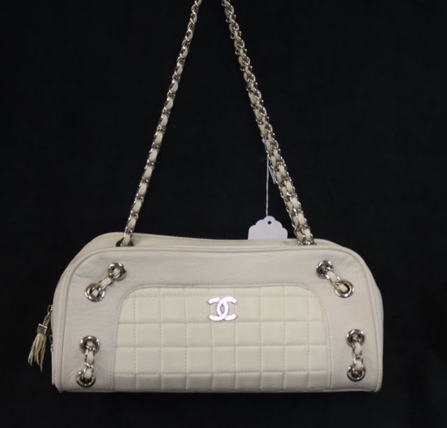 VINTAGE WHITE CHANEL PURSE (1 of 6)